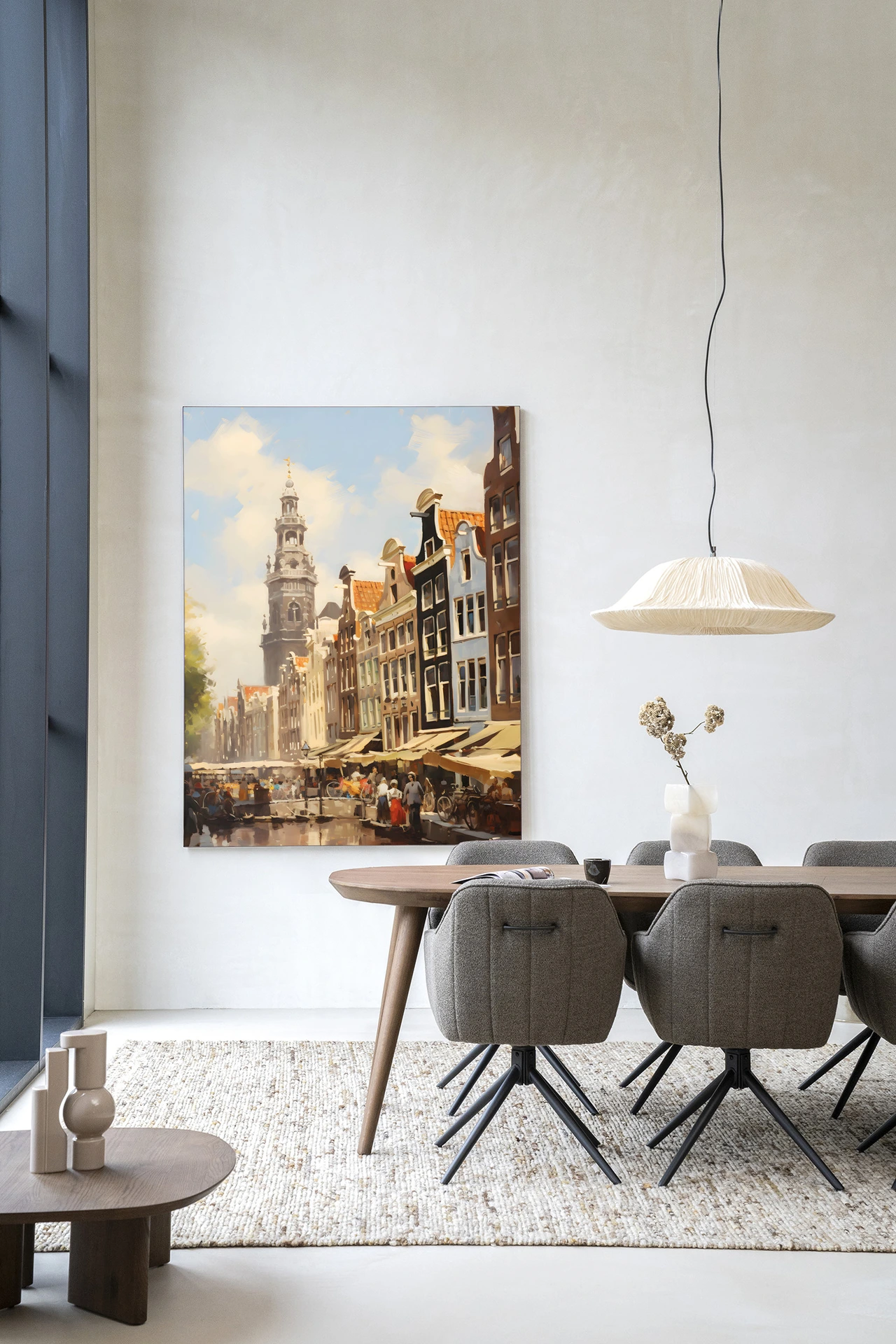 Wandkleed Amsterdam - Urban Cotton in een moderne eetkamer met houten tafel en grijze stoelen