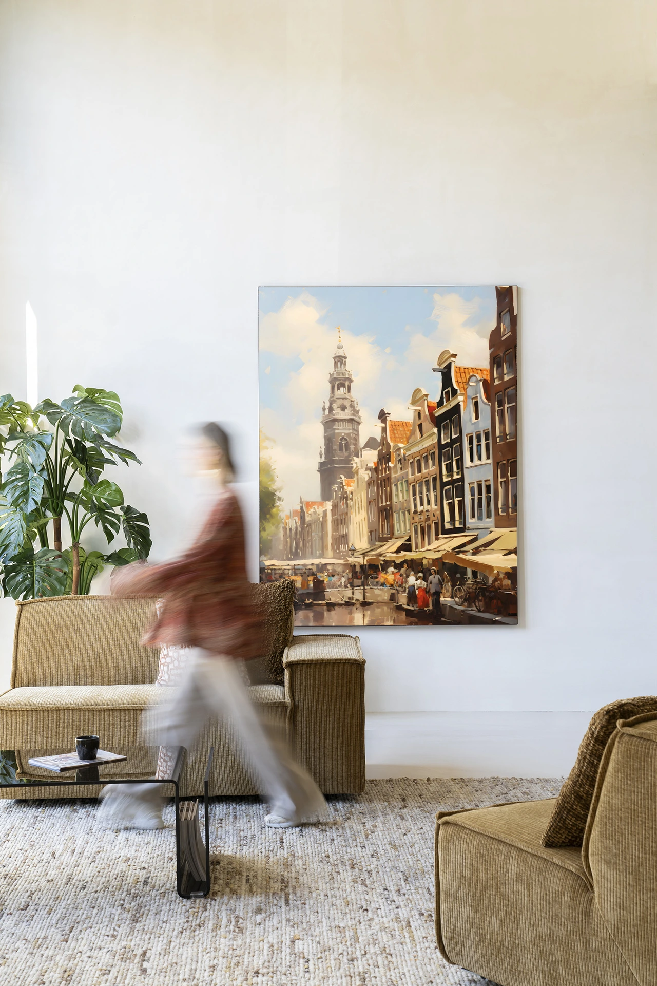Wandkleed Amsterdam - Urban Cotton in een lichte woonkamer met een persoon die voorbij loopt