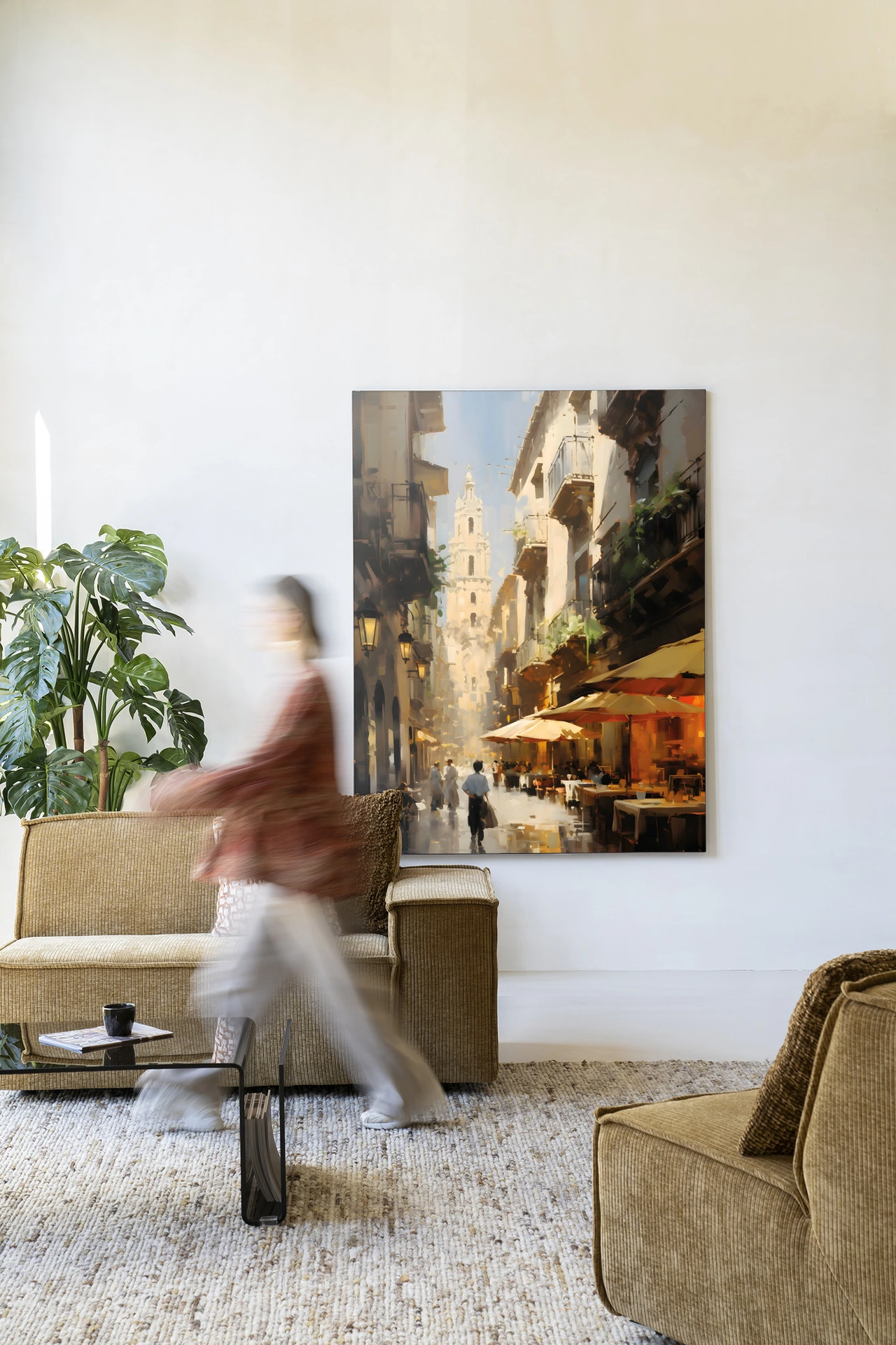 Wandkleed Barcelona - Urban Cotton in een woonkamer met een persoon die voorbij loopt