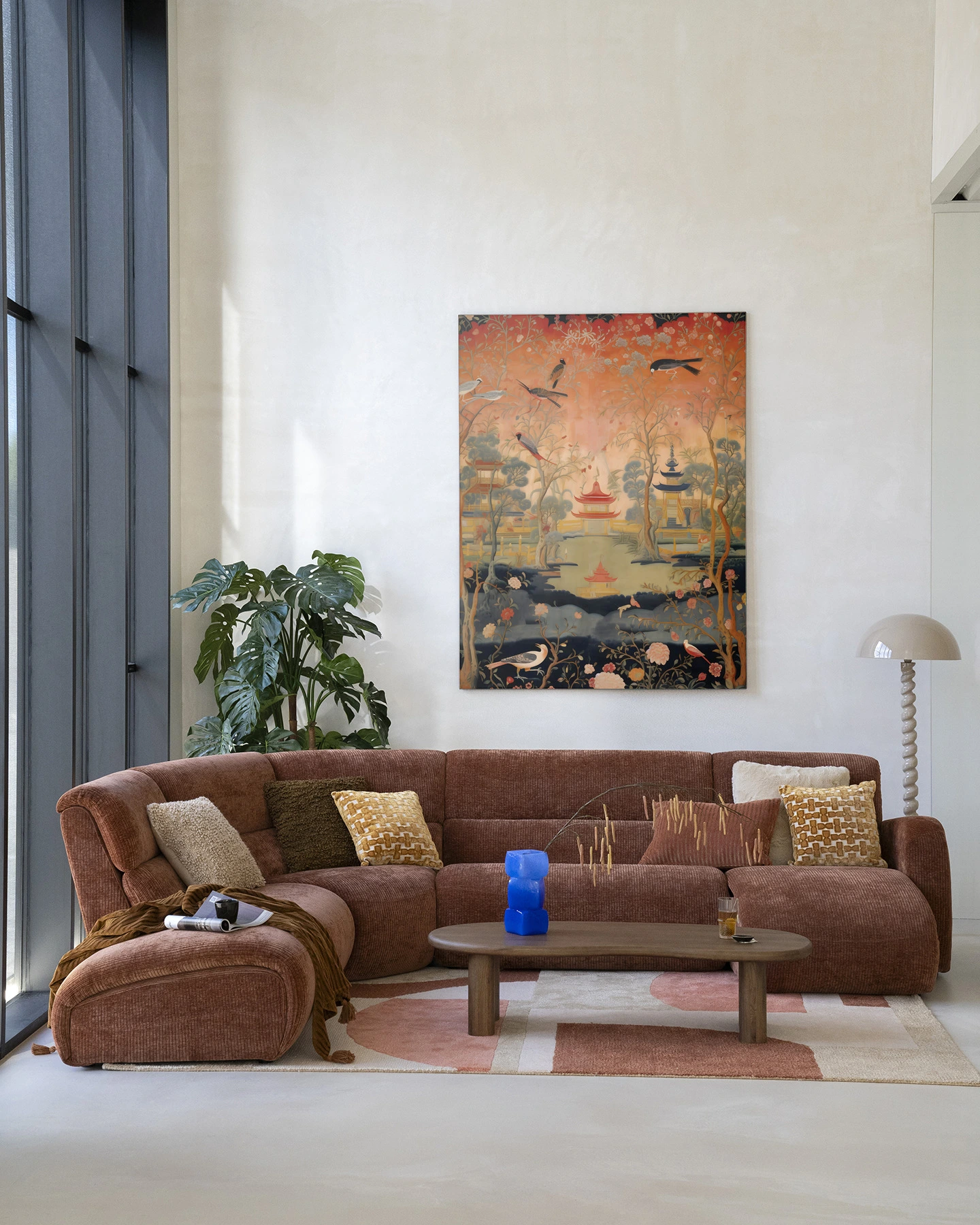 Wandkleed Oriental Night van Urban Cotton hangt boven een bruine ribfluwelen bank in een lichte woonkamer