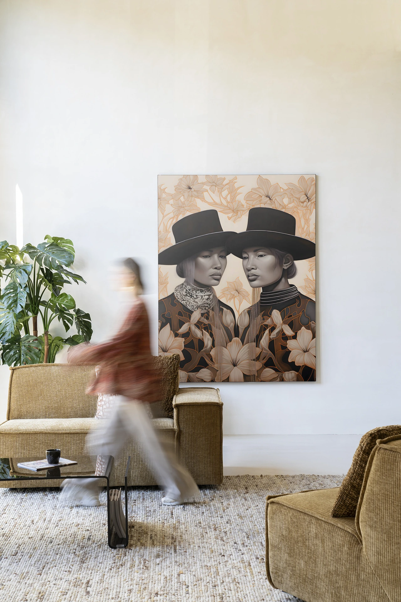 Wandkleed Lady Garden - Urban Cotton in een lichte woonkamer met een persoon die voorbijloopt