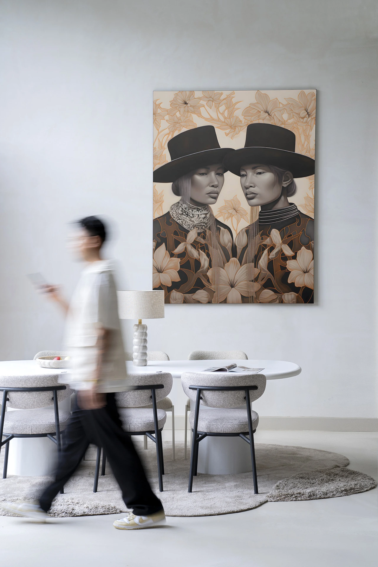 Wandkleed Lady Garden - Urban Cotton in een moderne eetkamer met een persoon die voorbijloopt