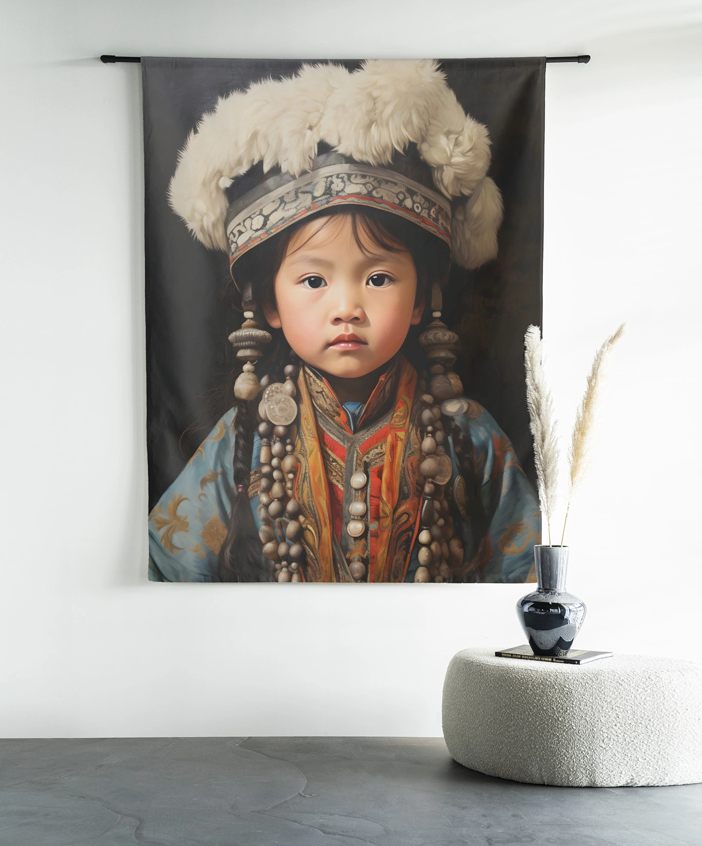 Wandkleed Traditional Child 1 - Urban Cotton hangend aan een zwarte roede boven een witte poef met een vaas