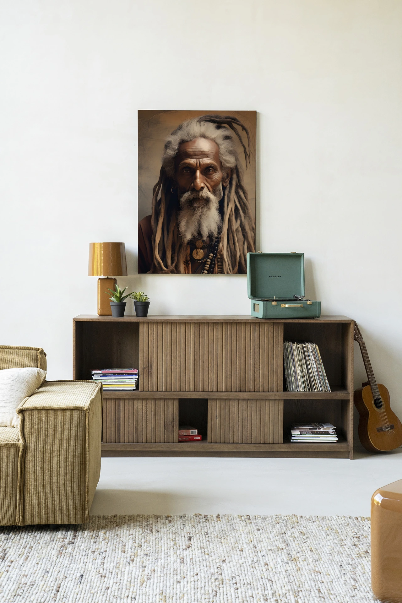Wandkleed Wise Man - Urban Cotton hangend boven een houten dressoir met decoratie in een lichte woonkamer