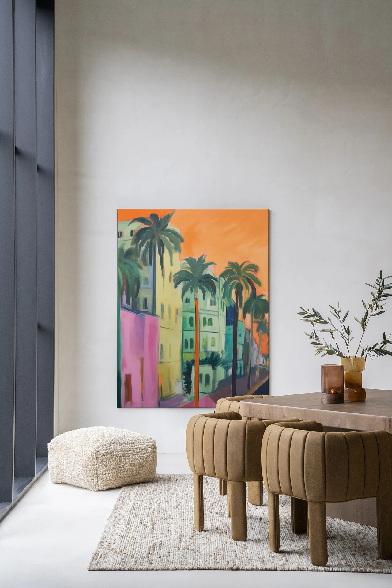 Wandkleed Palm Street - Urban Cotton in een moderne woonkamer met een houten tafel en stoelen