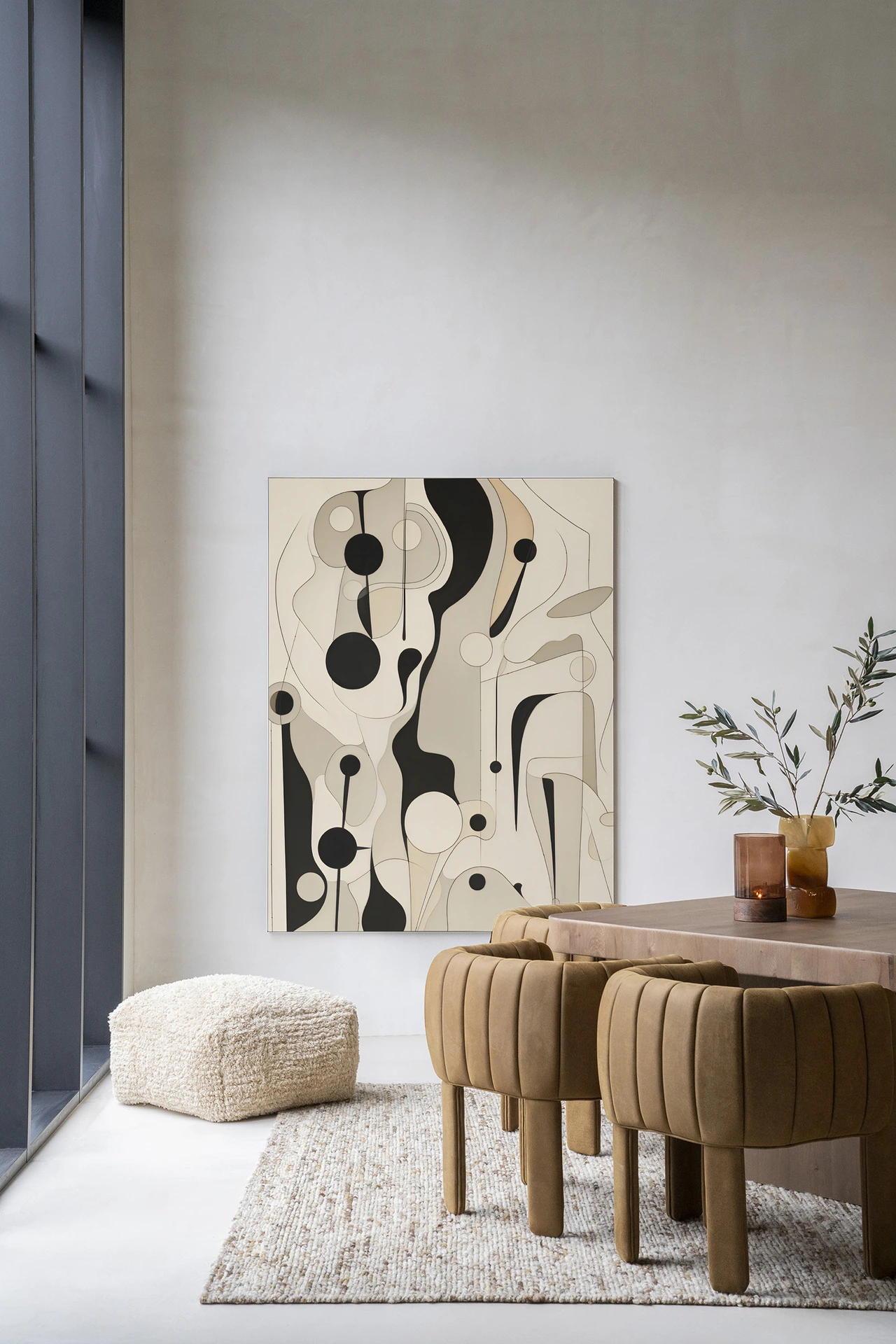 Wandkleed Toulouse van Urban Cotton in een moderne eetkamer met houten tafel en bruine stoelen