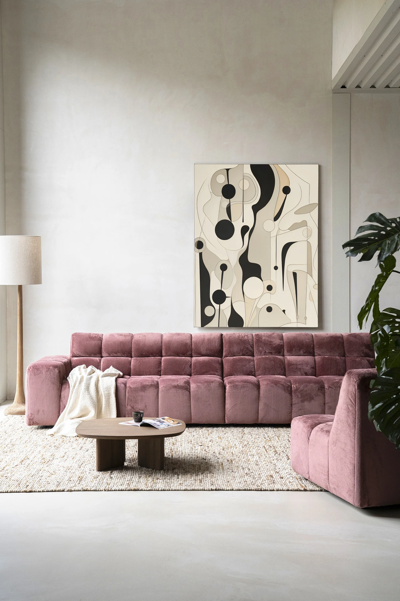 Wandkleed Toulouse - Urban Cotton hangt boven een roze bank in een moderne woonkamer