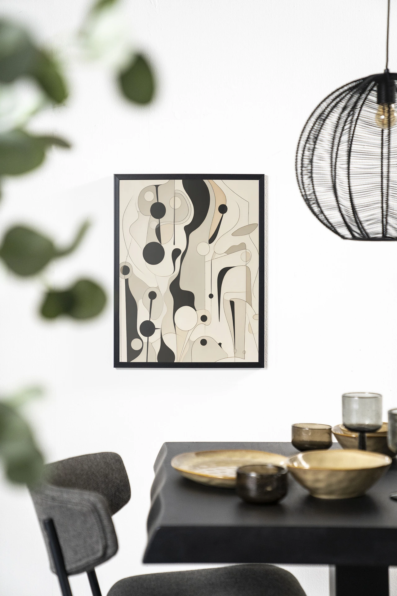 Wandkleed Toulouse - Urban Cotton hangend aan een witte muur boven een zwarte tafel met gouden schalen