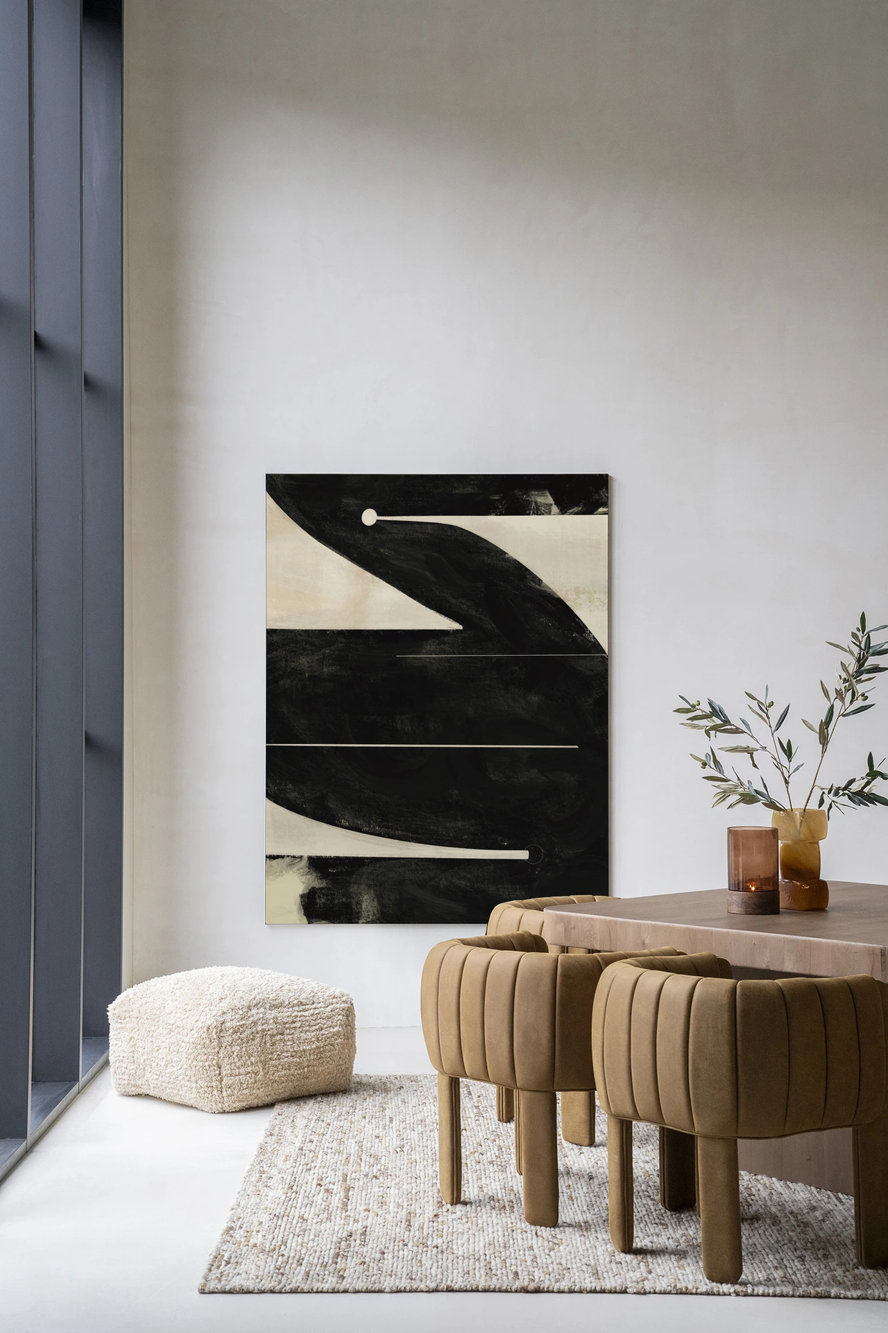 Wandkleed Nocturne Oasis van Urban Cotton in een moderne eetkamer met houten tafel en stoelen