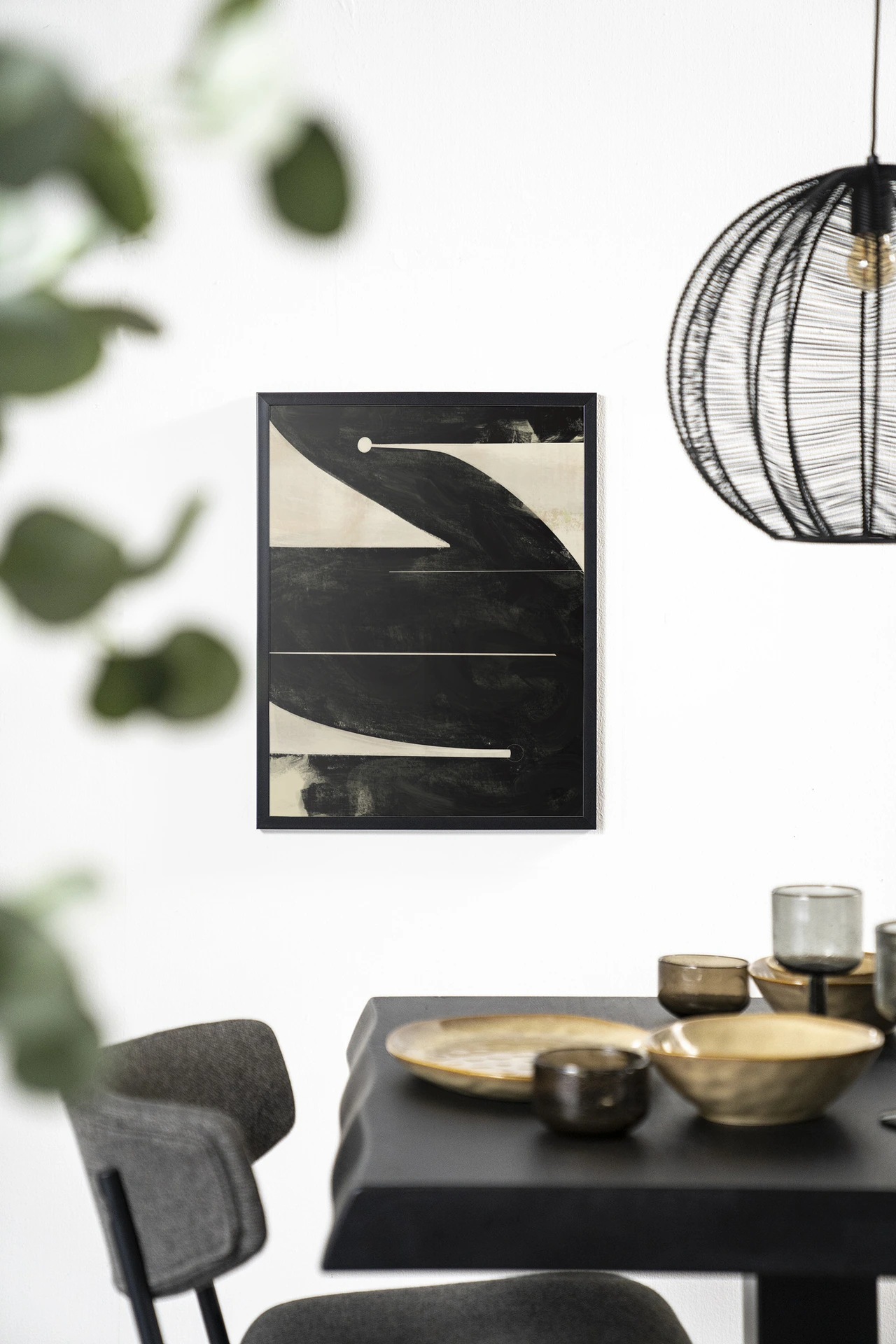 Wandkleed Nocturne Oasis - Urban Cotton hangend aan een witte muur boven een zwarte tafel