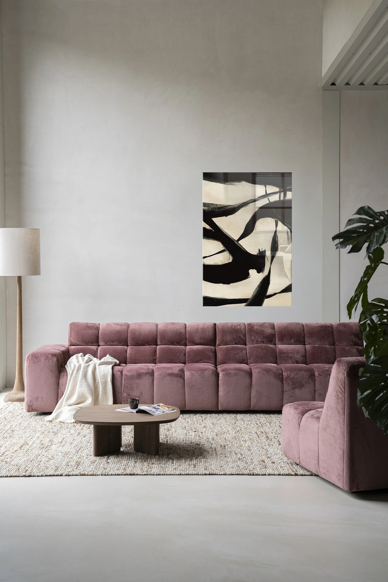 Wandkleed Nocturne Fortex - Urban Cotton in een moderne woonkamer boven een roze bank
