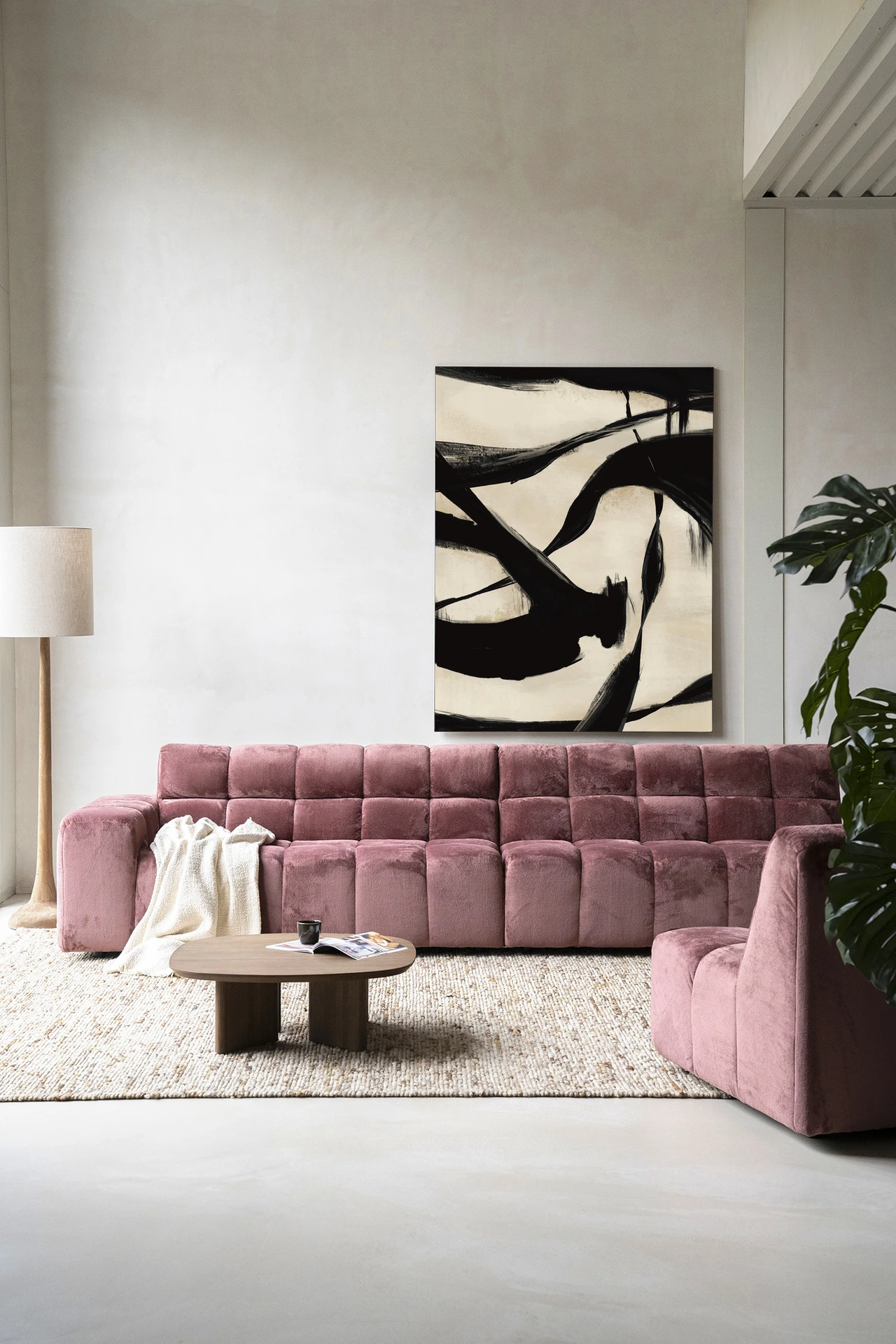 Wandkleed Nocturne Fortex in een moderne woonkamer boven een roze bank - Urban Cotton