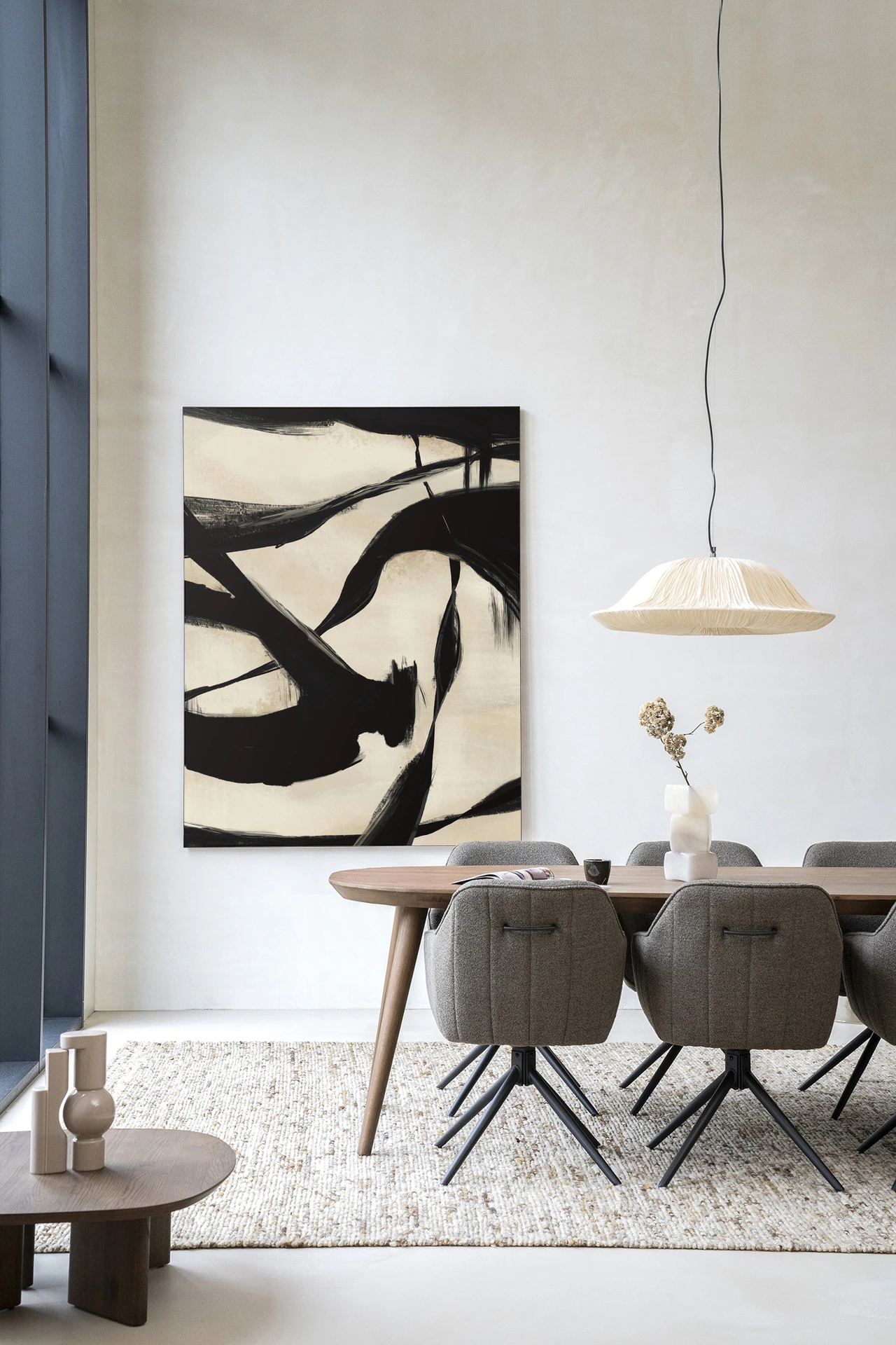 Wandkleed Nocturne Fortex - Urban Cotton in een moderne eetkamer met houten tafel en grijze stoelen