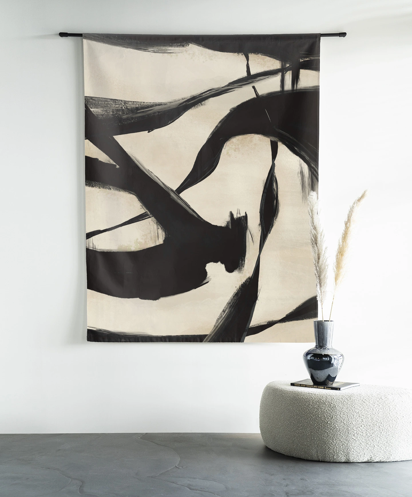 Wandkleed Nocturne Fortex in een moderne studio met een poef en een vaas met pluimen - Urban Cotton
