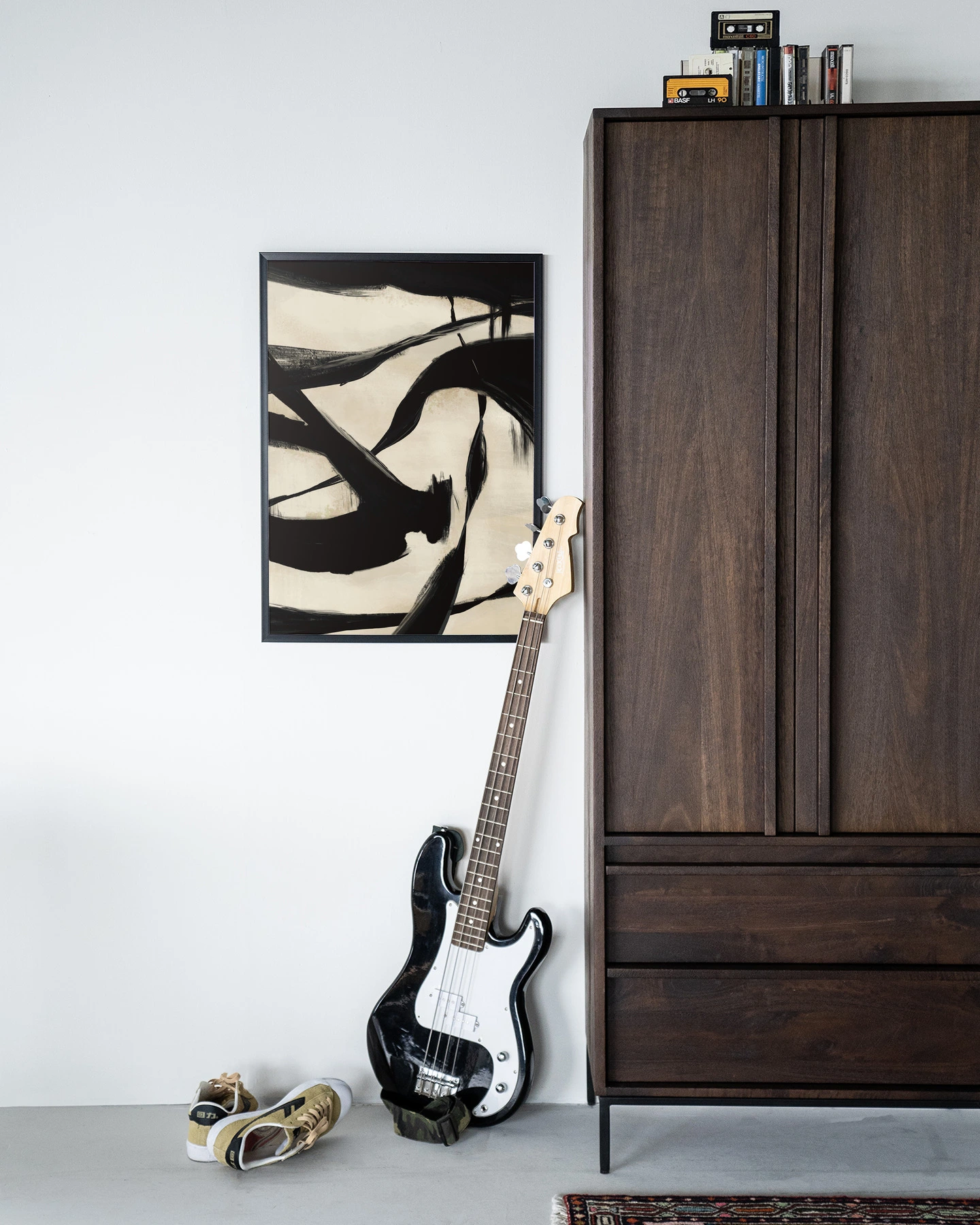 Wandkleed Nocturne Fortex - Urban Cotton in een moderne setting met een basgitaar en houten kast