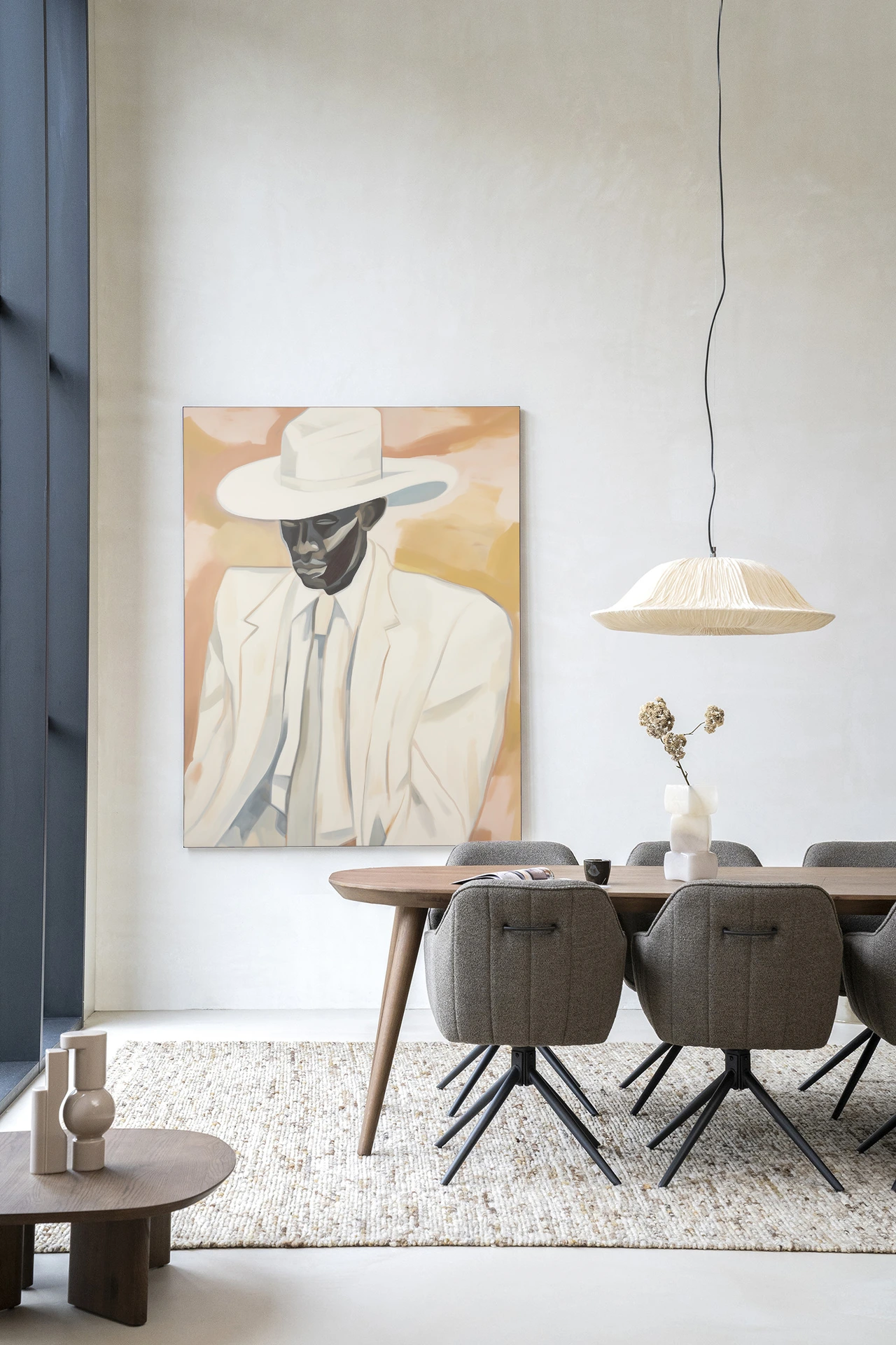 Wandkleed Dusty Don - Urban Cotton hangend boven een eettafel met stoelen in een modern interieur