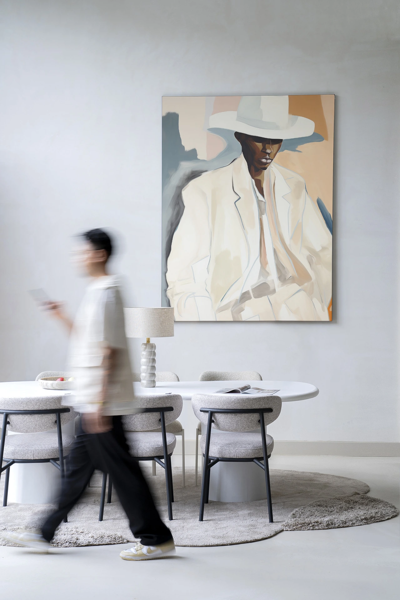 Wandkleed Saloon Sam - Urban Cotton hangend aan een lichte muur boven een eettafel met stoelen