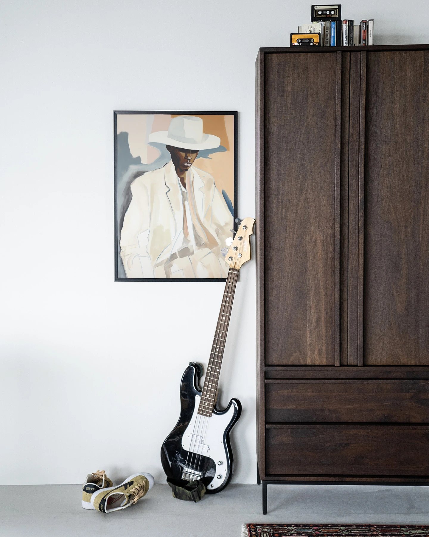 Wandkleed Saloon Sam - Urban Cotton hangend aan een witte muur naast een donkerhouten kast