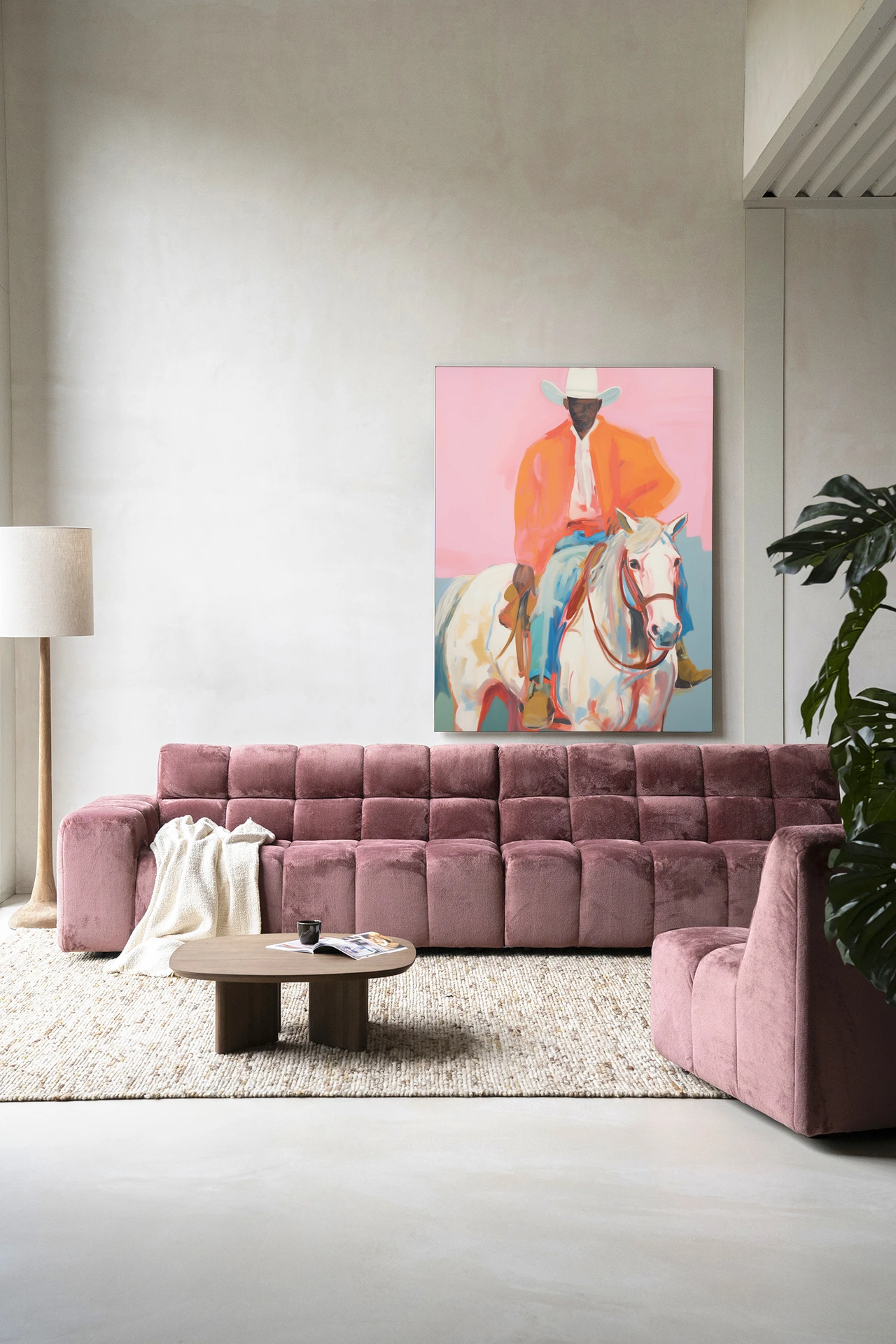 Wandkleed The Sheriff - Urban Cotton hangt boven een roze bank in een moderne woonkamer