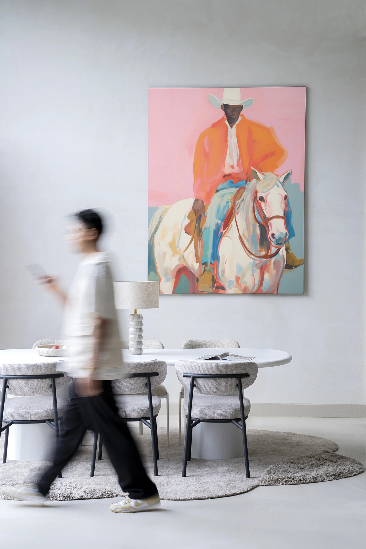 Wandkleed The Sheriff - Urban Cotton hangt aan een witte muur boven een eettafel met stoelen