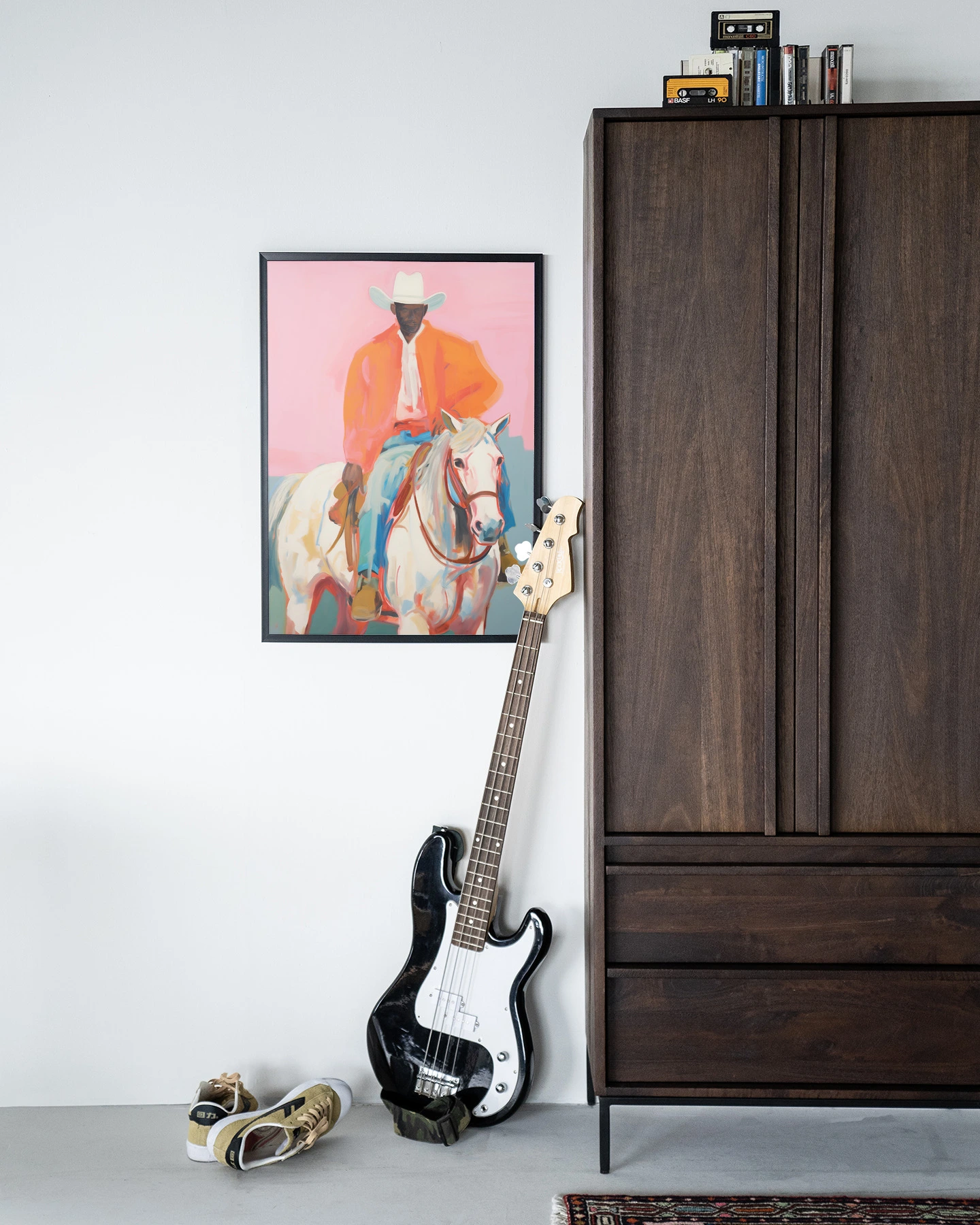 Wandkleed The Sheriff - Urban Cotton hangt aan een witte muur naast een donkerbruine kast met een basgitaar ervoor