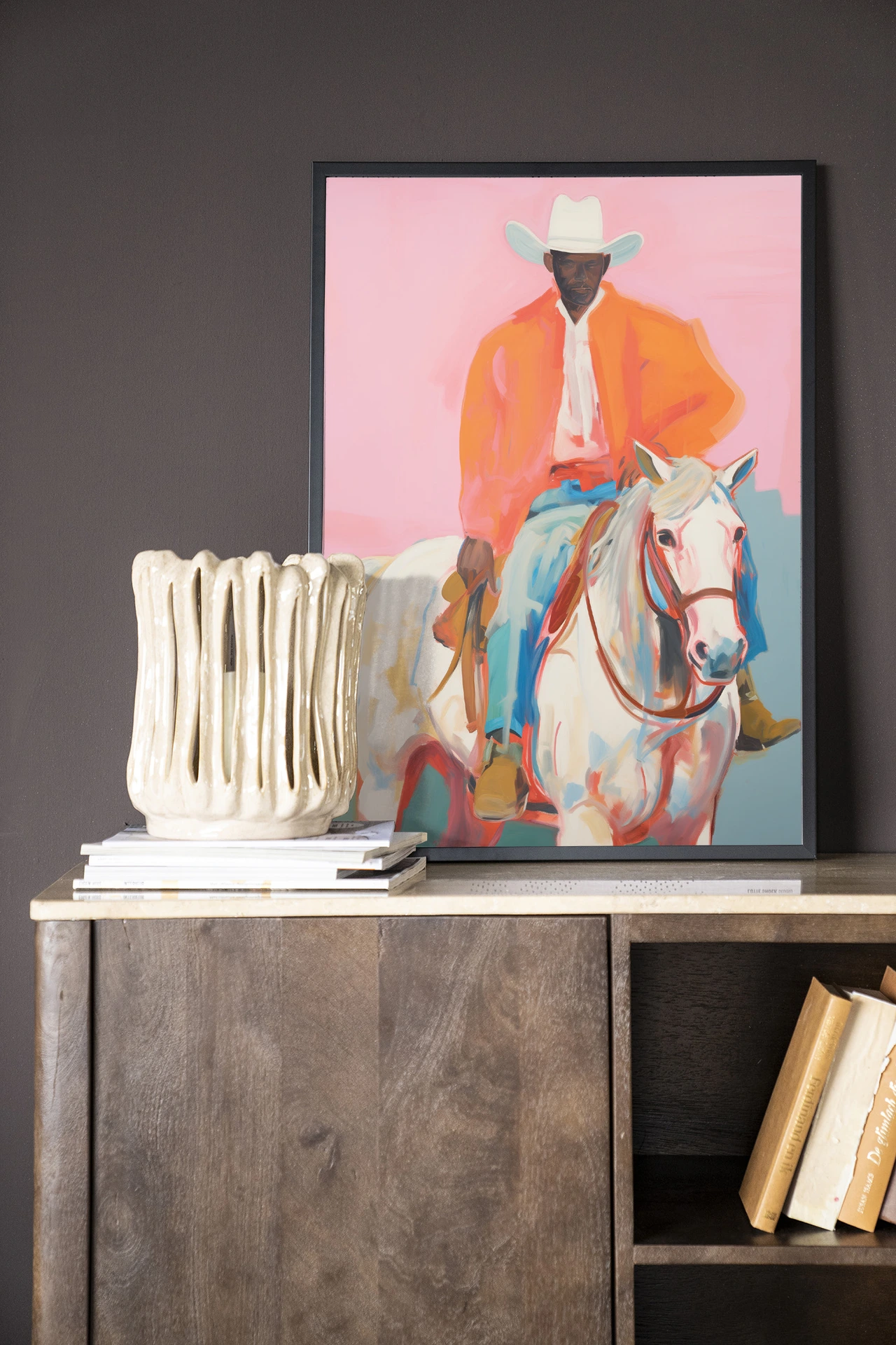 Wandkleed The Sheriff - Urban Cotton, staand op een houten dressoir met een vaas en boeken