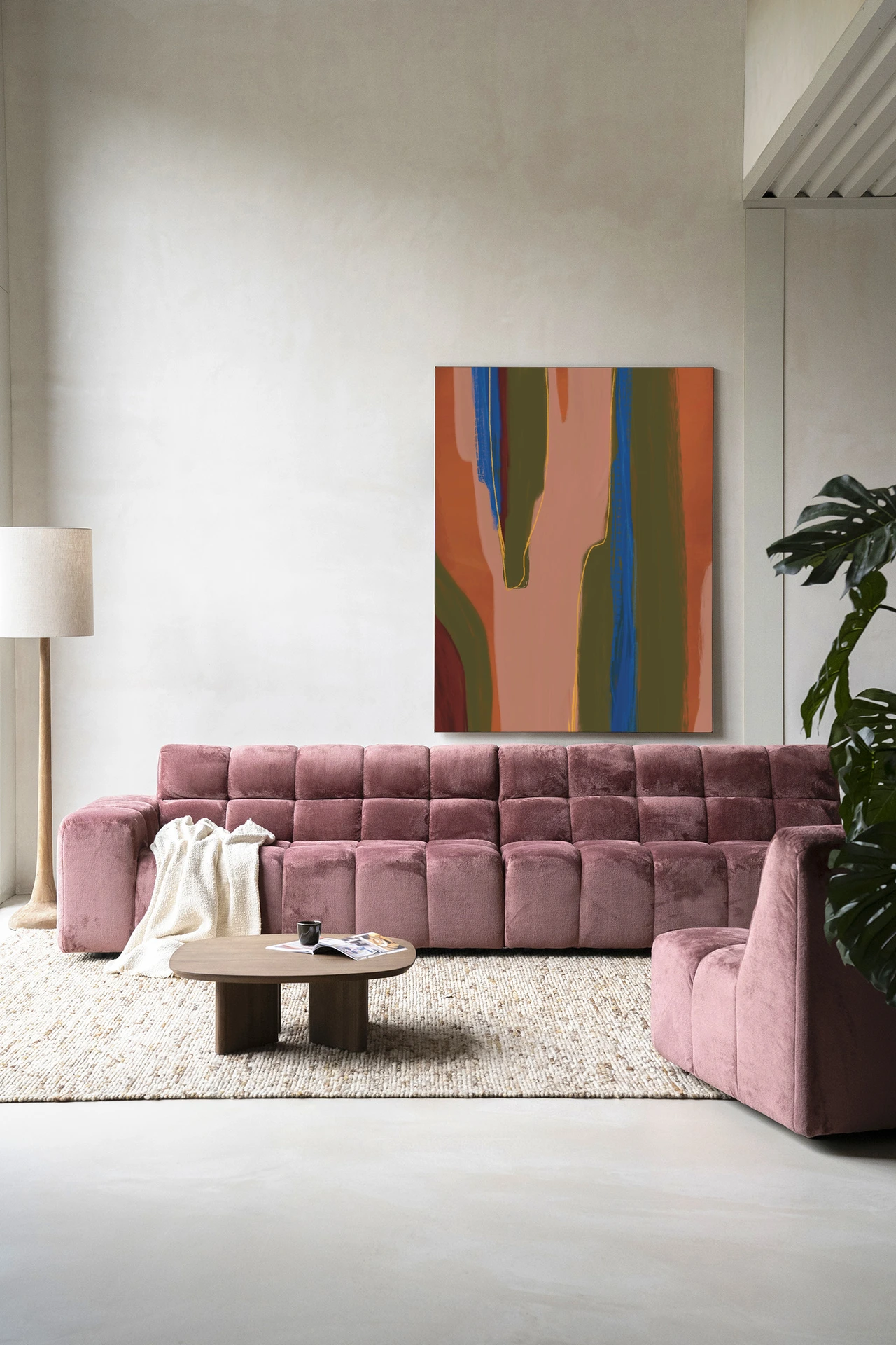 Wandteppich Toledo - Urban Cotton in einem modernen Wohnzimmer mit rosa Sofa und Couchtisch
