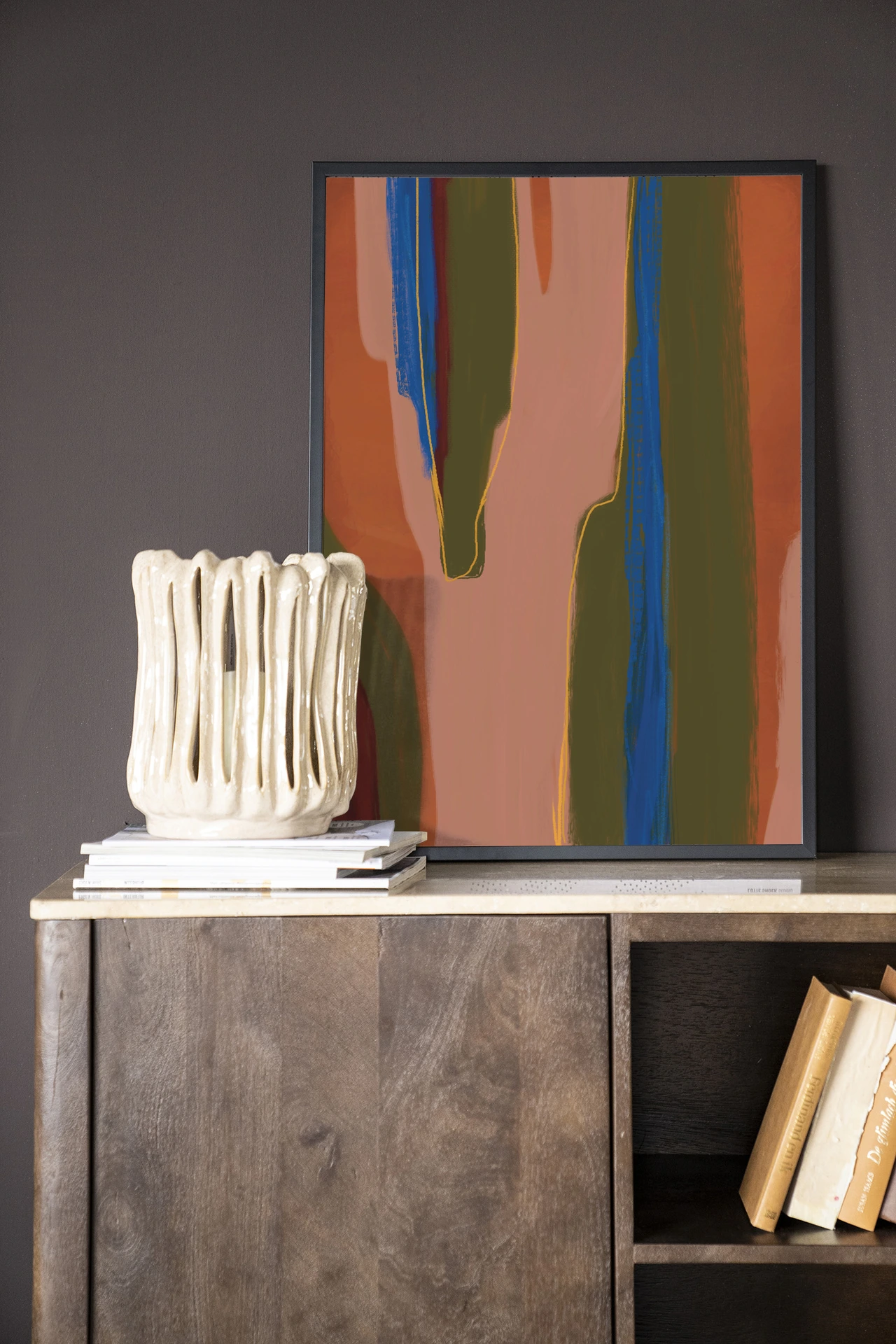 Wandteppich Toledo - Urban Cotton hängt über einem Holzschrank mit einer Vase und Büchern