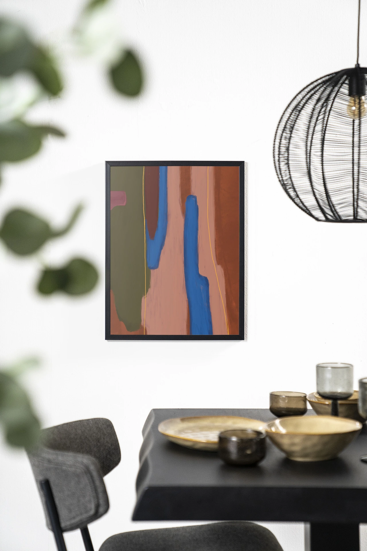 Wandkleed Tajo - Urban Cotton hangend aan een witte muur boven een gedekte tafel