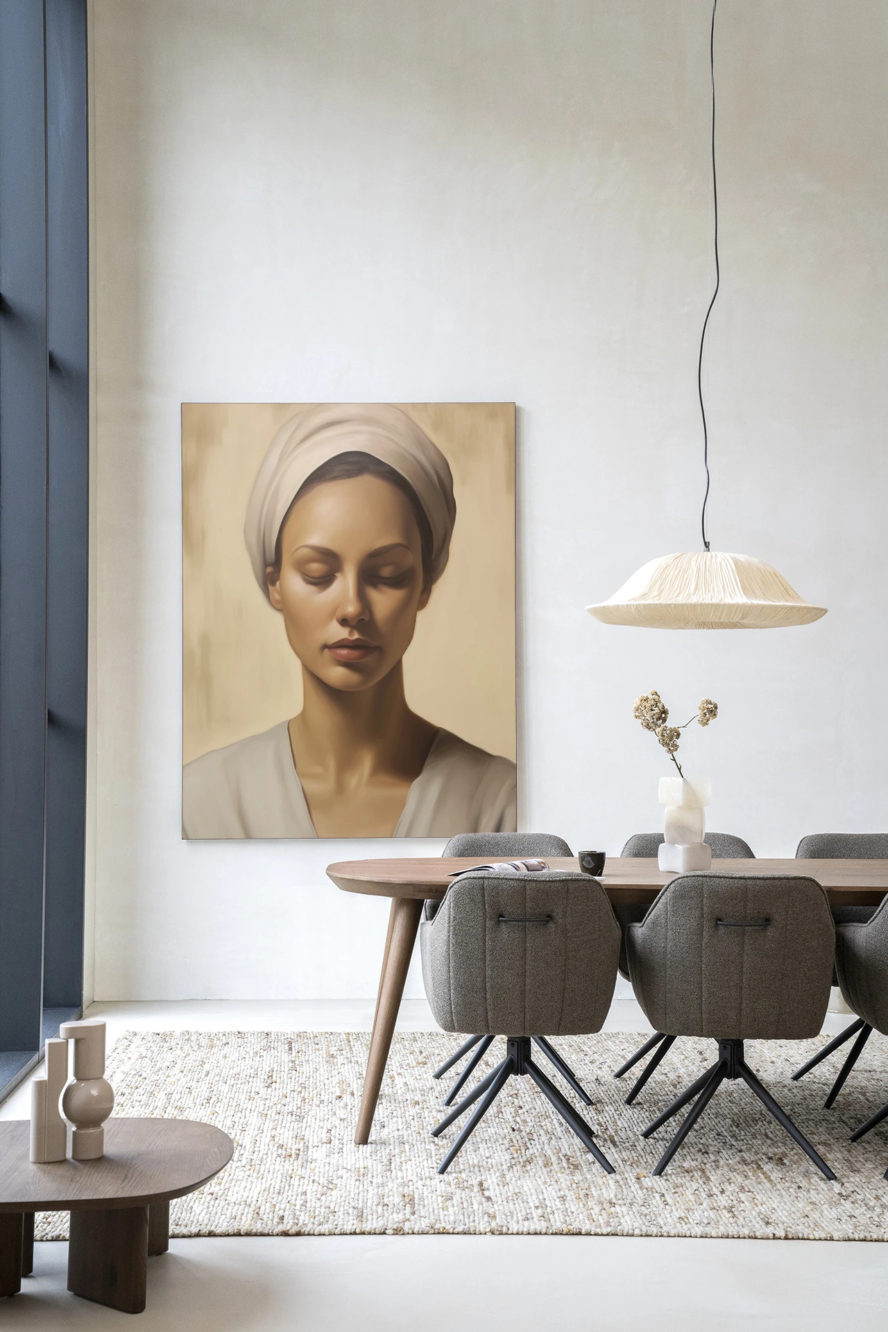 Wandteppich Healing - Urban Cotton hängt über einem Esstisch mit sechs Stühlen in einem modernen Interieur