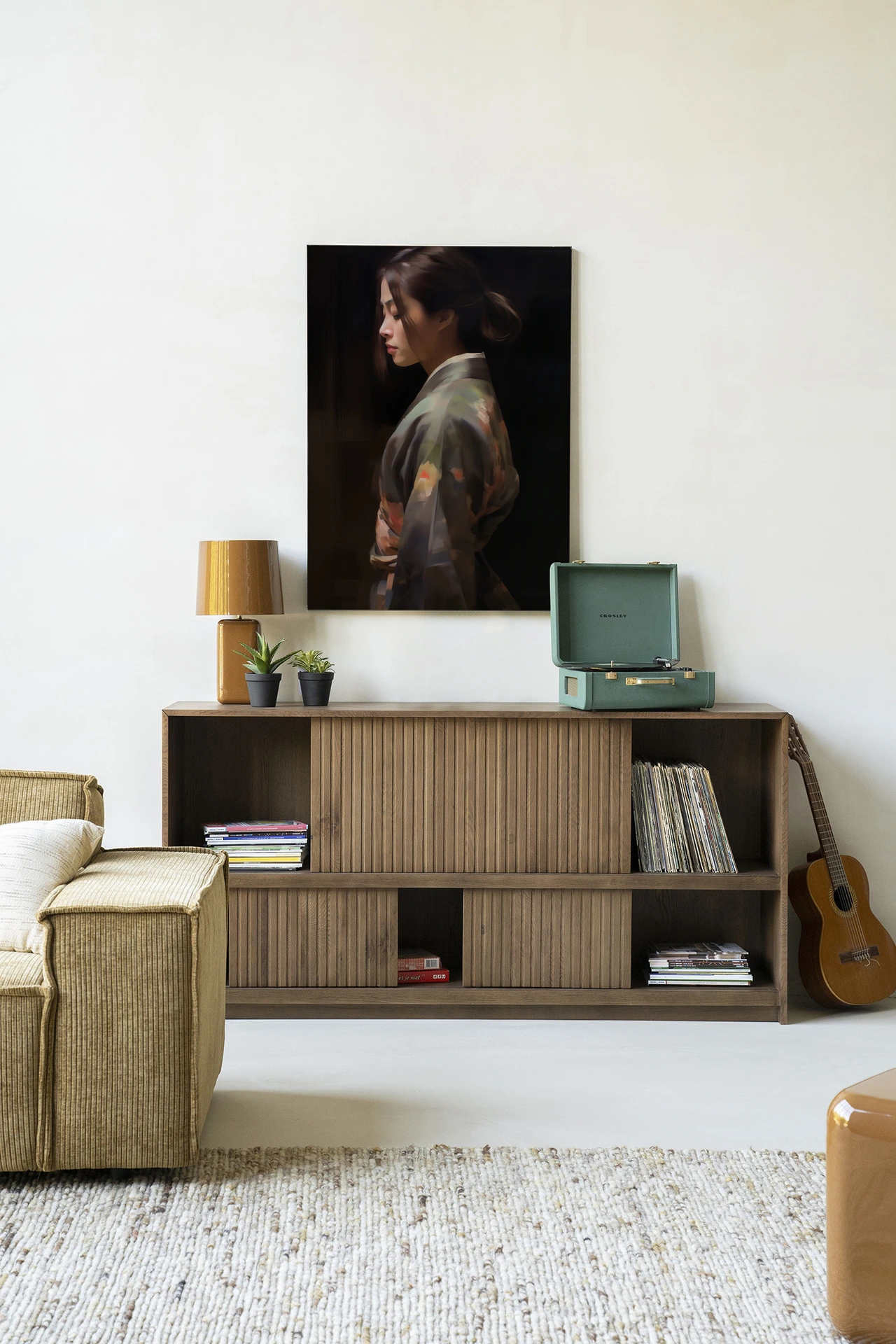 Wandkleed Kimono Tales in een woonkamer boven een houten dressoir met lamp en plantjes - Urban Cotton