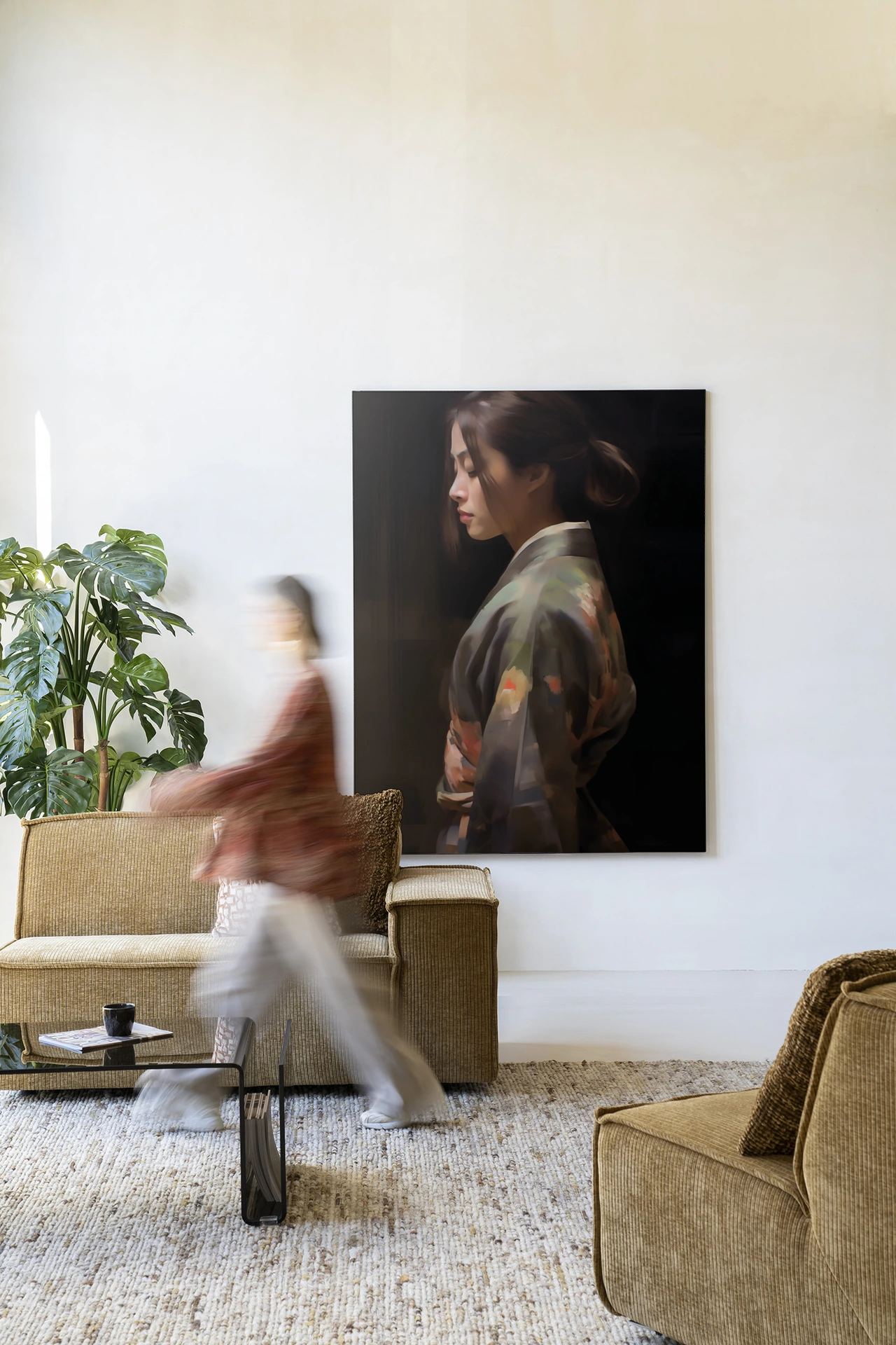 Wandkleed Kimono Tales in een moderne woonkamer met een persoon in beweging - Urban Cotton