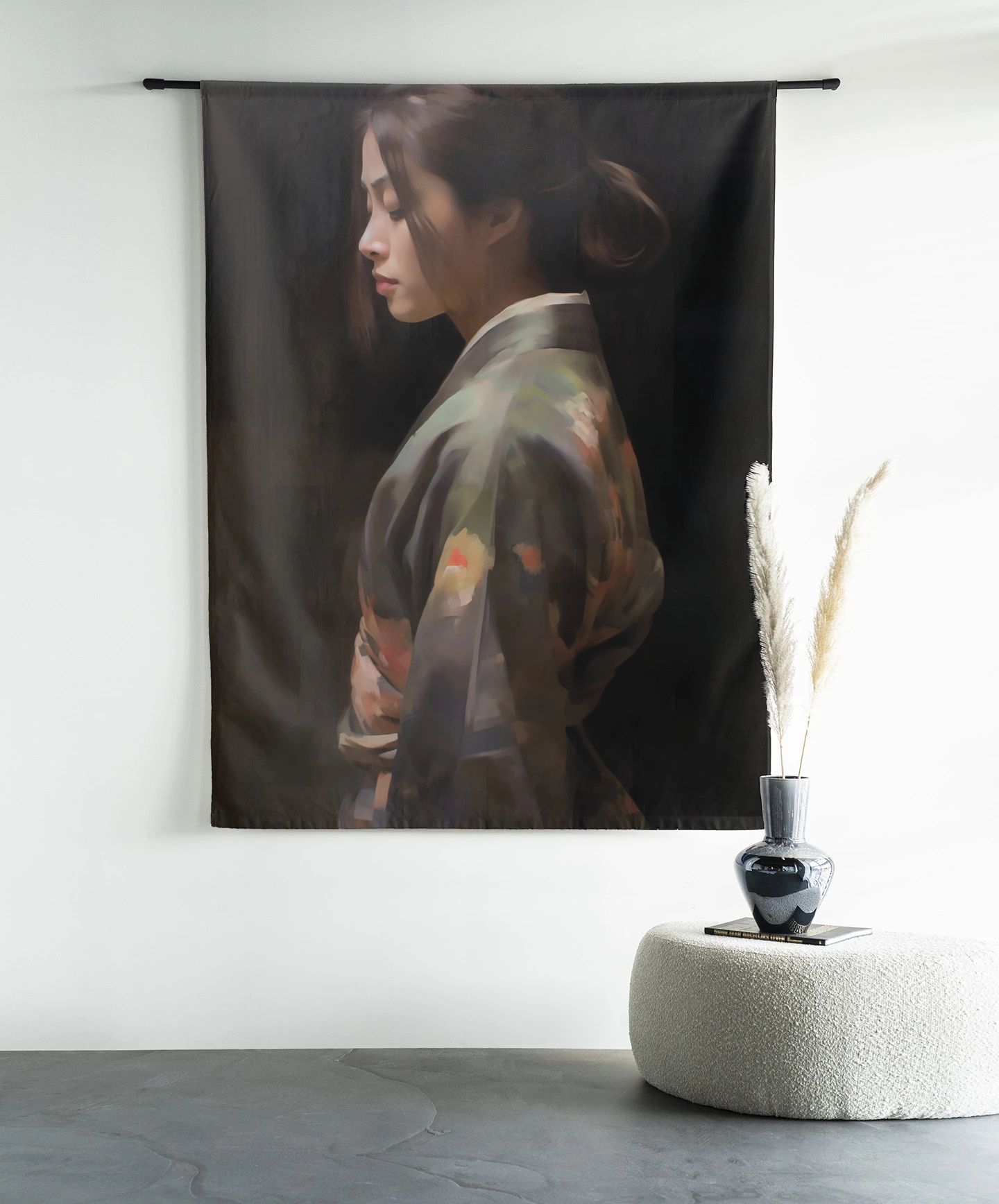 Wandkleed Kimono Tales in een moderne woonkamer, met een vaas met pluimen op een poef - Urban Cotton
