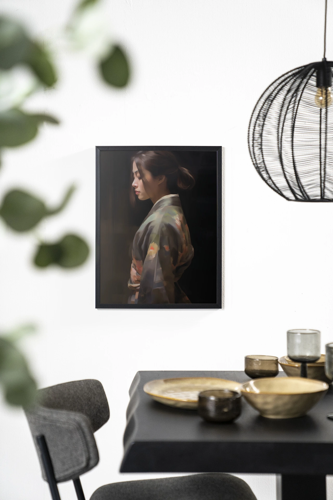 Wandkleed Kimono Tales - Urban Cotton hangt aan een witte muur boven een zwarte eettafel