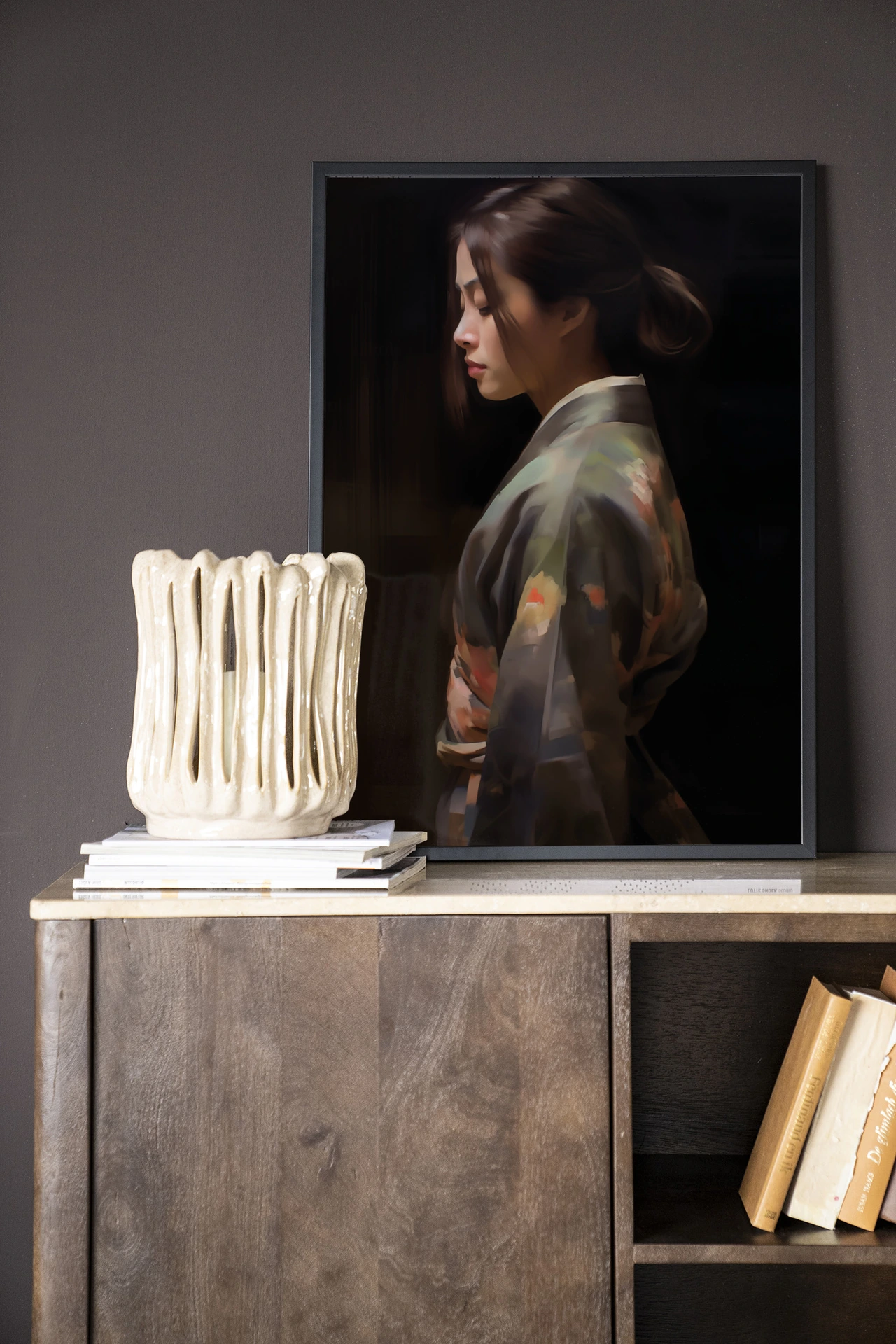 Wandkleed Kimono Tales in een donkere lijst, staand op een houten dressoir met een vaas en boeken - Urban Cotton