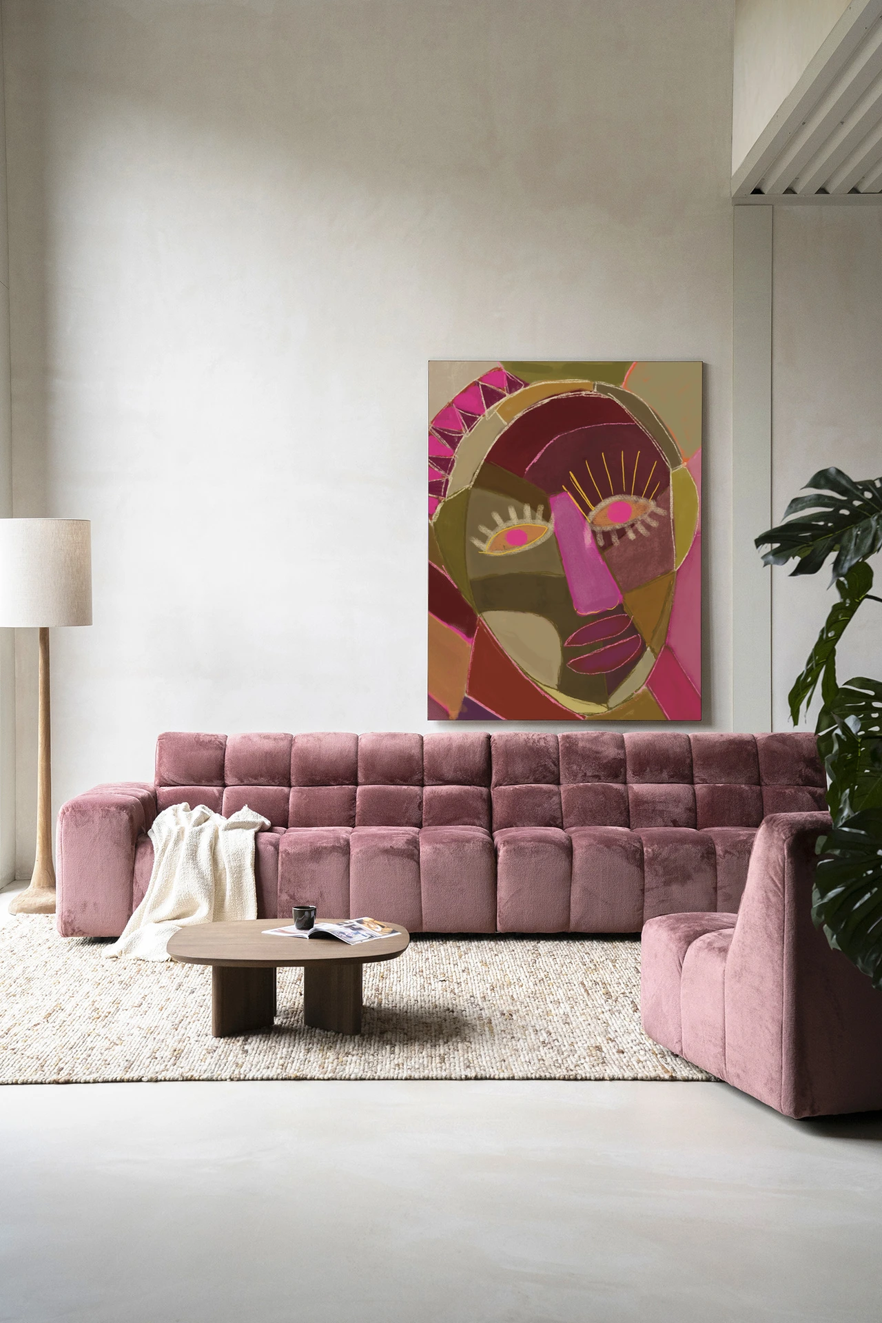 Wandkleed Mas Que Nada - Urban Cotton hangt boven een roze bank in een moderne woonkamer