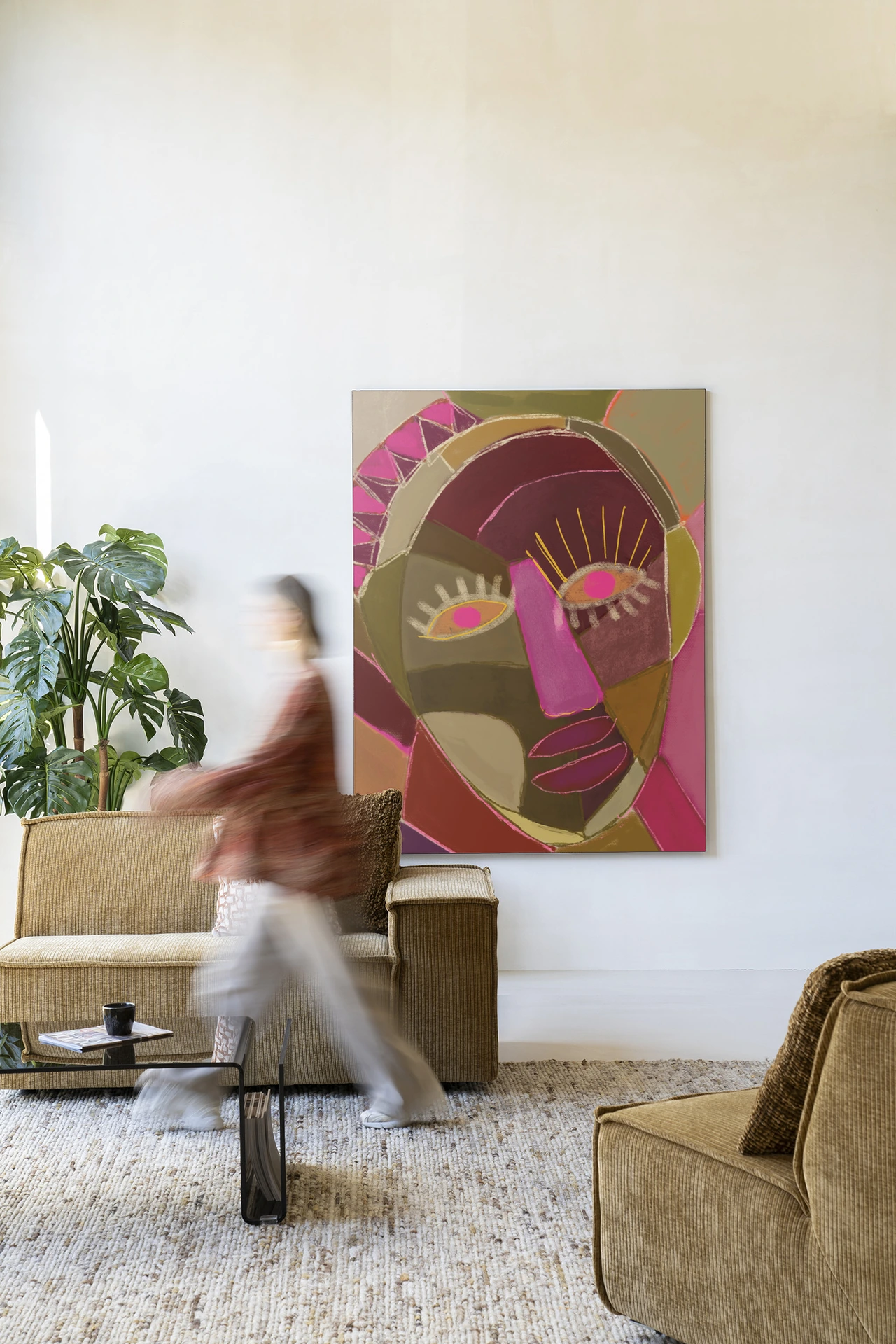 Wandkleed Mas Que Nada - Urban Cotton hangt aan een witte muur in een woonkamer met een bank en salontafel