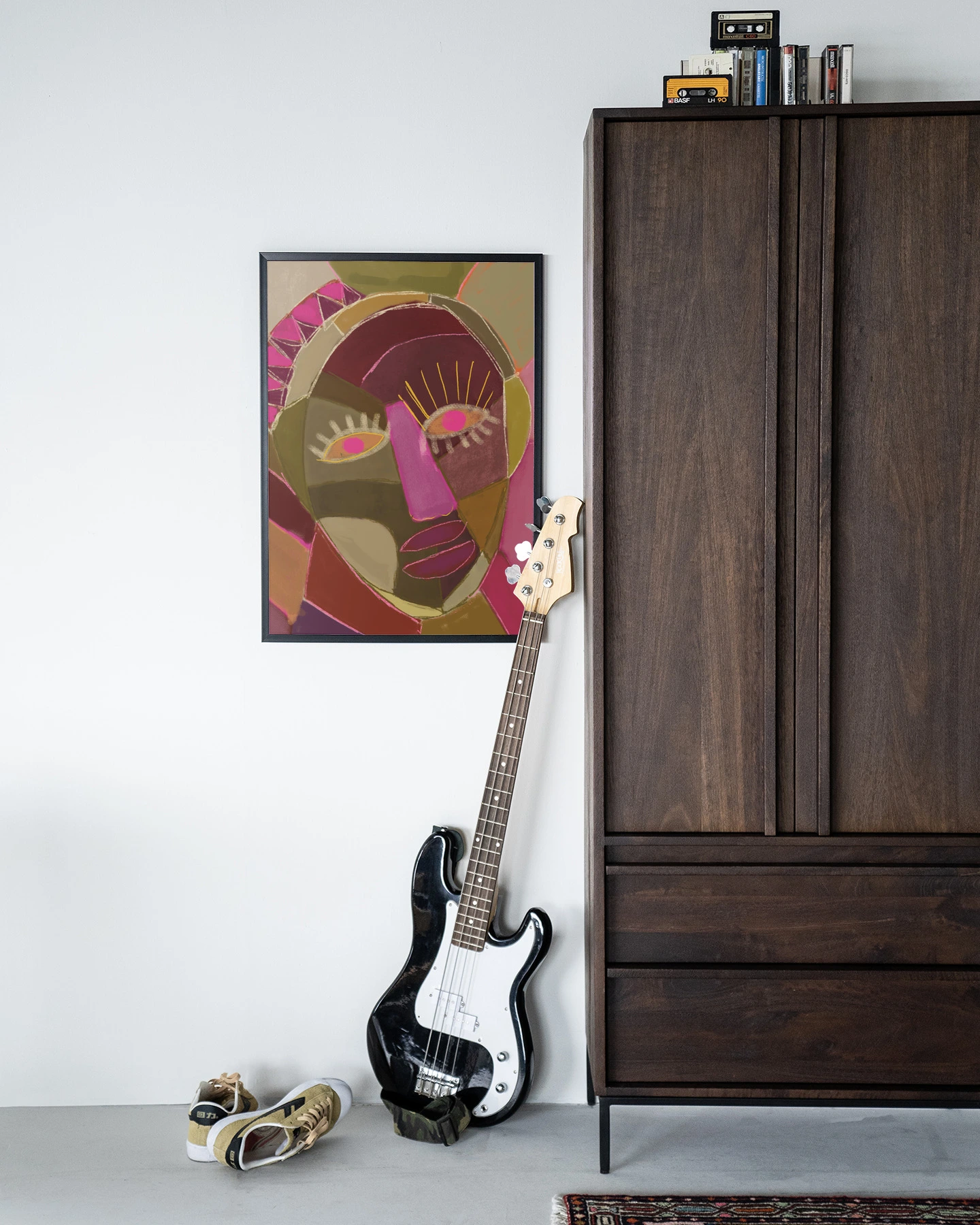 Wandkleed Mas Que Nada - Urban Cotton hangt aan een witte muur naast een donkerhaderhouten kast
