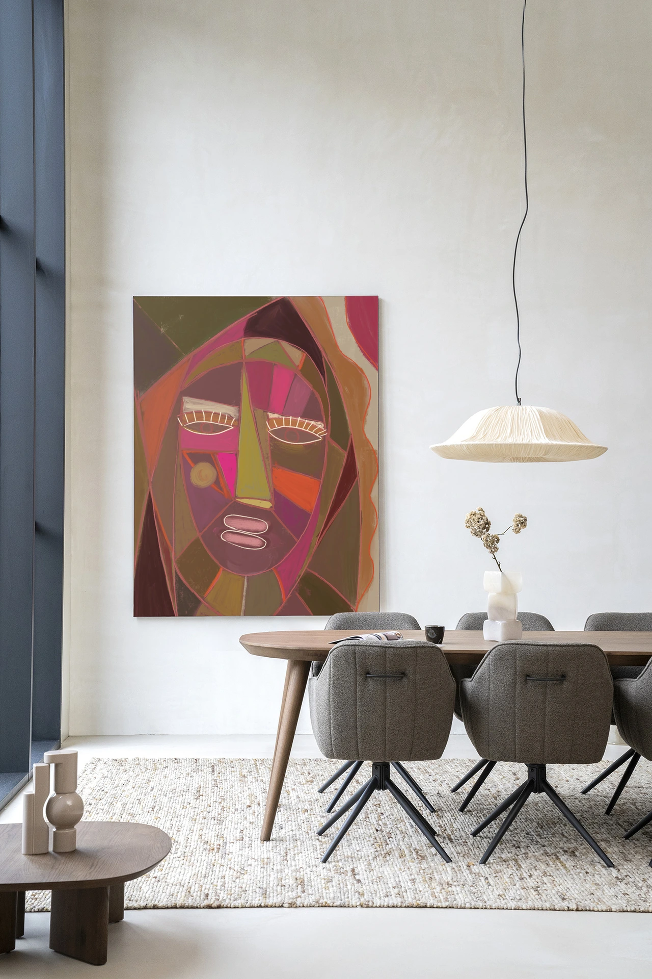 Wandkleed Quamatcha in een moderne eetkamer met houten tafel en grijze stoelen - Urban Cotton