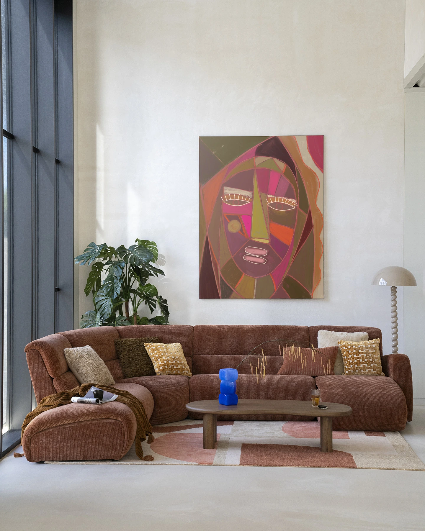 Wandkleed Quamatcha in een moderne woonkamer met een bruine bank en houten salontafel - Urban Cotton