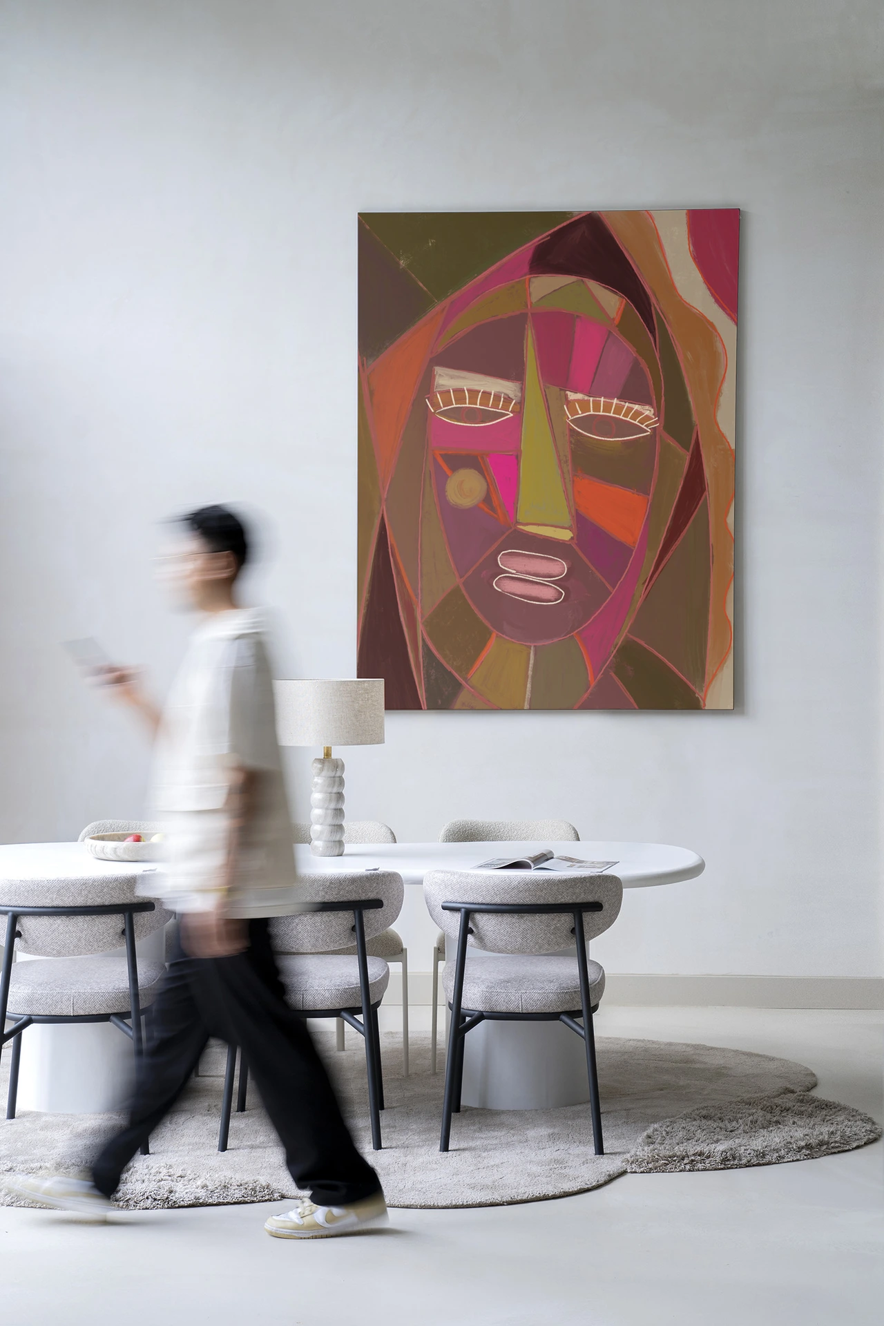 Wandkleed Quamatcha - Urban Cotton hangend in een modern interieur boven een eettafel