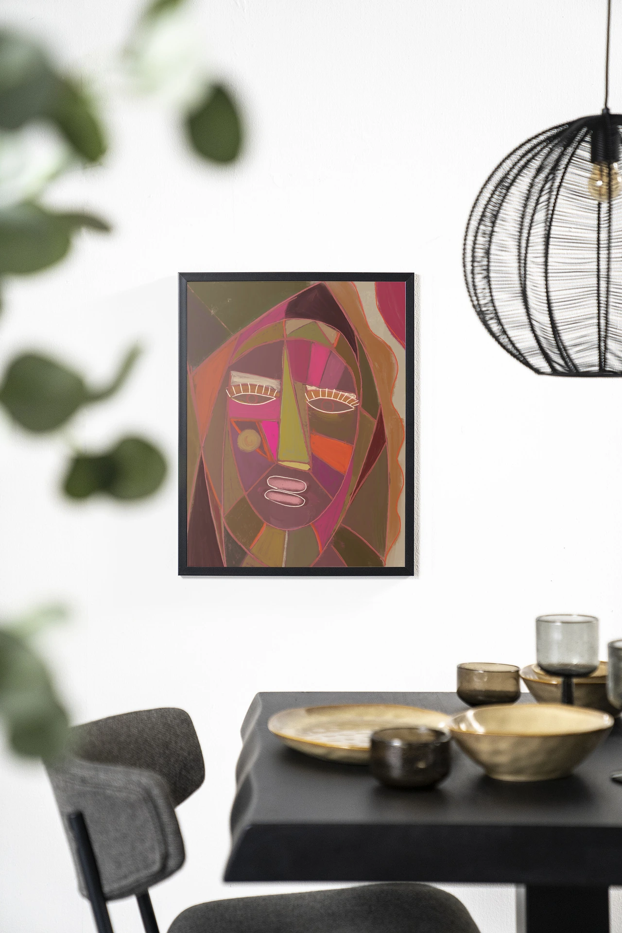 Wandkleed Quamatcha - Urban Cotton hangend aan een witte muur boven een zwarte tafel