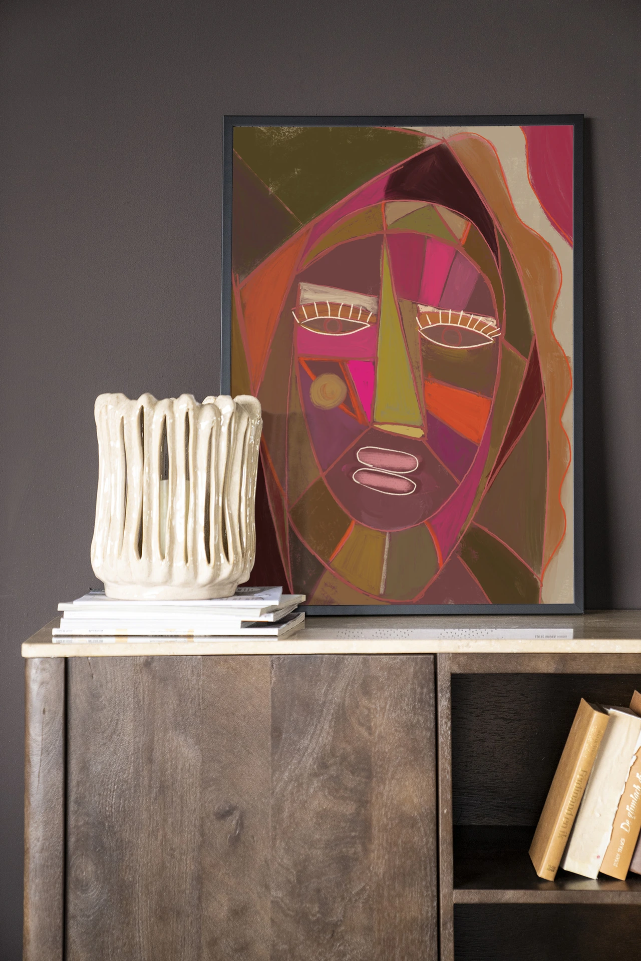 Wandkleed Quamatcha hangt in een donkere kamer boven een houten dressoir met boeken - Urban Cotton