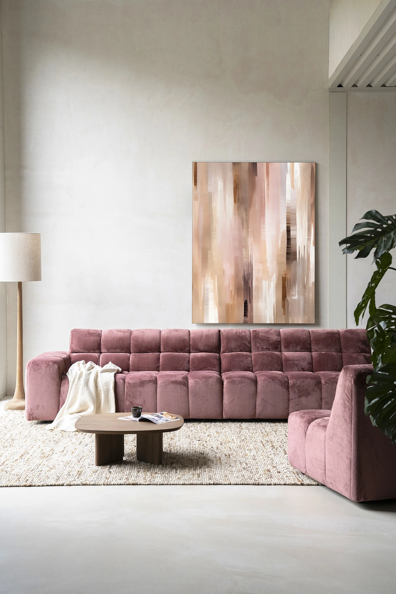 Wandkleed Vernazza - Urban Cotton in een moderne woonkamer boven een roze bank