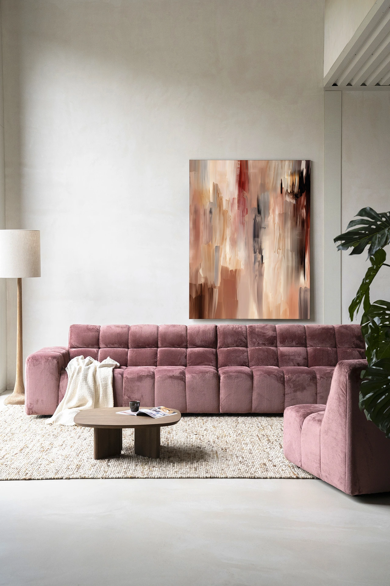 Wandkleed Monterosso - Urban Cotton hangt boven een roze bank in een moderne woonkamer