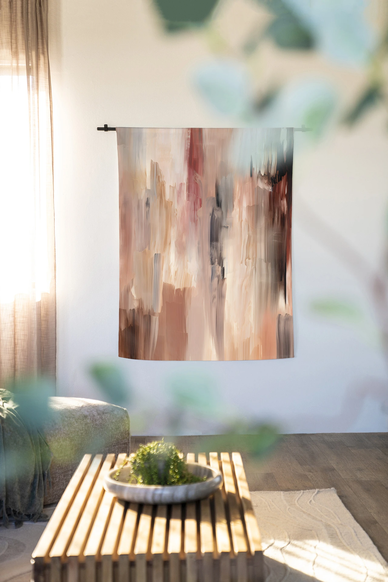 Wandkleed Monterosso - Urban Cotton hangt aan een zwarte roede in een lichte woonkamer met houten vloer