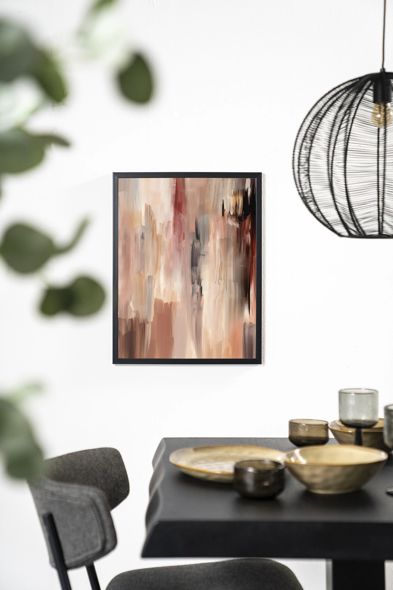 Wandkleed Monterosso - Urban Cotton hangt aan een witte muur boven een zwarte tafel