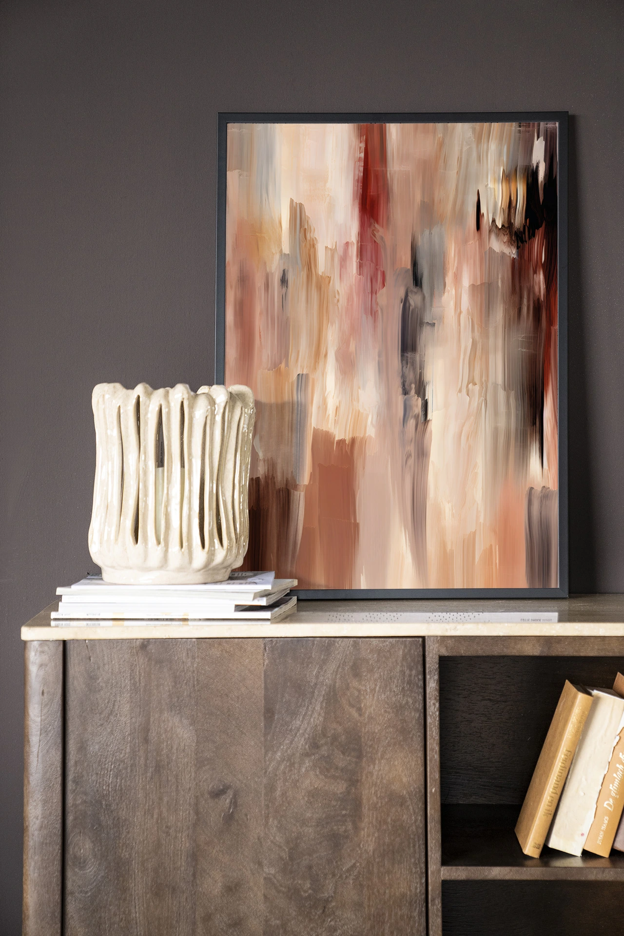 Wandkleed Monterosso - Urban Cotton in een interieur met een beige vaas op een houten kast