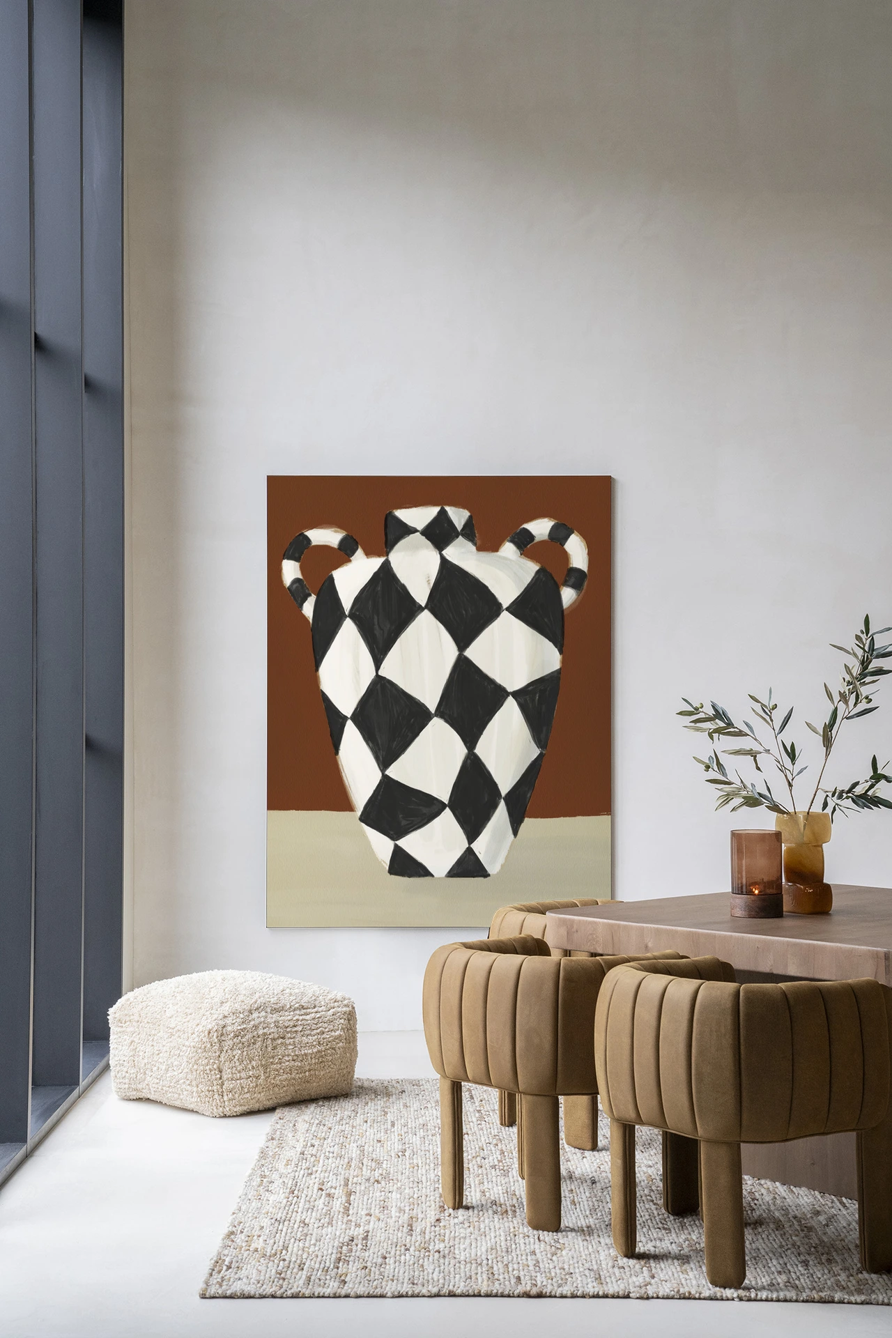 Wandteppich Vivid Vase 01 - Urban Cotton in einem modernen Wohnzimmer mit einem Pouf und Stühlen