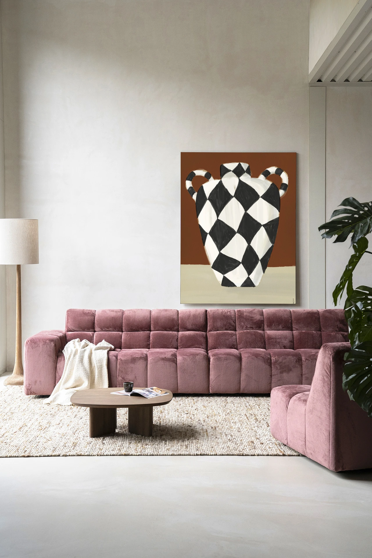 Wandteppich Vivid Vase 01 - Urban Cotton hängt über einem rosa Sofa in einem modernen Wohnzimmer